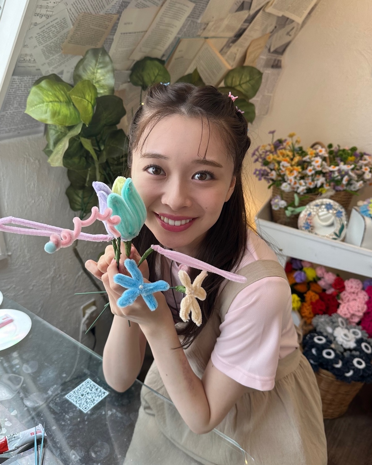 梨々花作✨モールアートで花束を作ったよ💐💖2枚目以降に登場するのは…人！？🧍🏻‍♀️正解は梨々花にしかわかりません。笑なんか可愛い〜！！！とニコニコ🥺手にぶら下げたりしてしばらく遊んでたよ🥹🎶#Sev