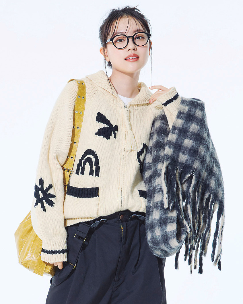 【上坂樹里・入江美沙希・堀口真帆 冬の私服大スナップ】コーデをセンスよく見せるストール使いに注目