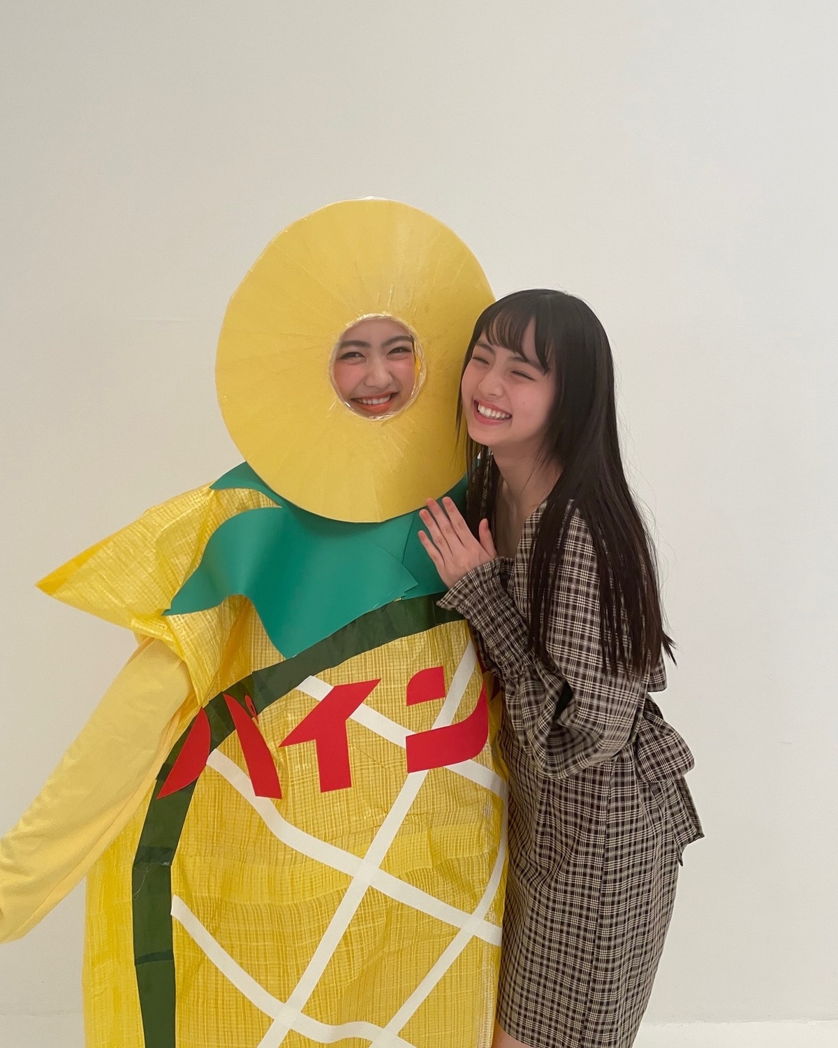 仲良し花埜と優名👩🏻‍❤️‍👩🏻パインアメになった花埜を見つけて飛びついてきた〜🤣💨 シュールでかわいい🥹🍍とめちゃくちゃ嬉しそうな優名でした🥹💓#竹下優名 #原田花埜 #パインアメ #コスプレ #S