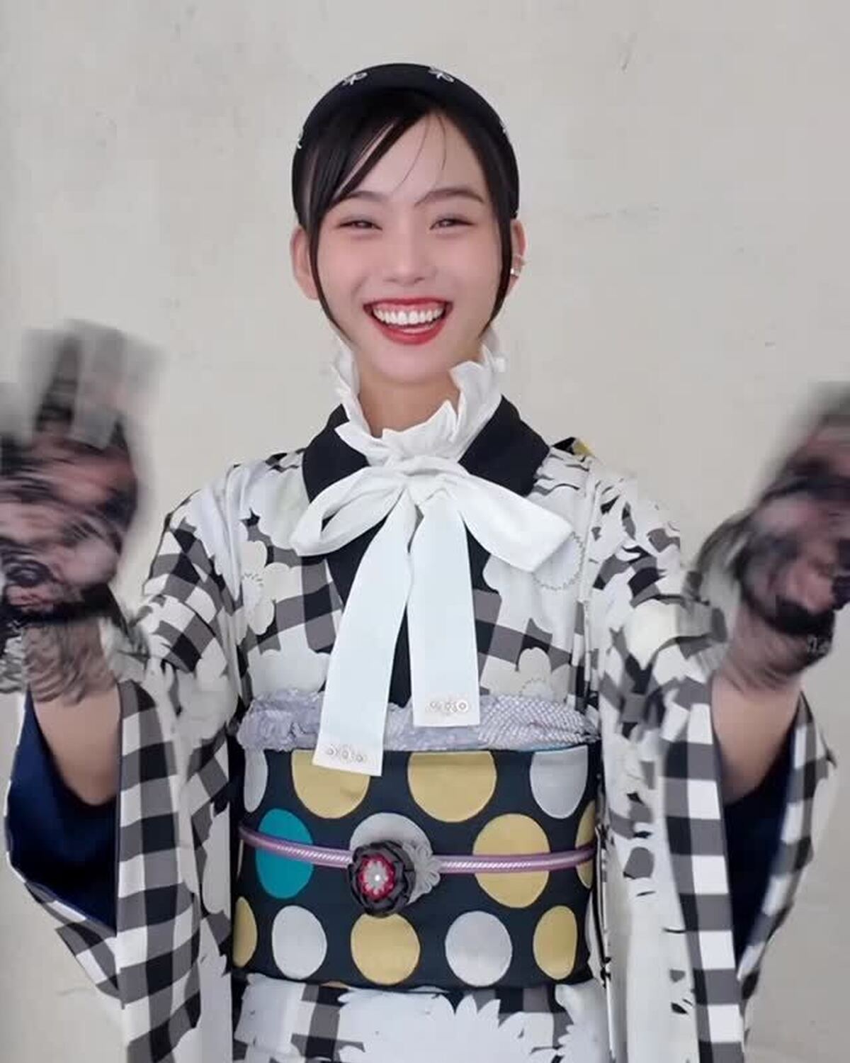 1月もあと2日💫ということで今月のカバームービーの撮影オフショットを🎥👘🖤🤍ニッコニコなれいちゃんスマイルが可愛すぎる😋⋆˙⟡#松本麗世 #振袖 #晴れ着 #振袖ヘア #高校生