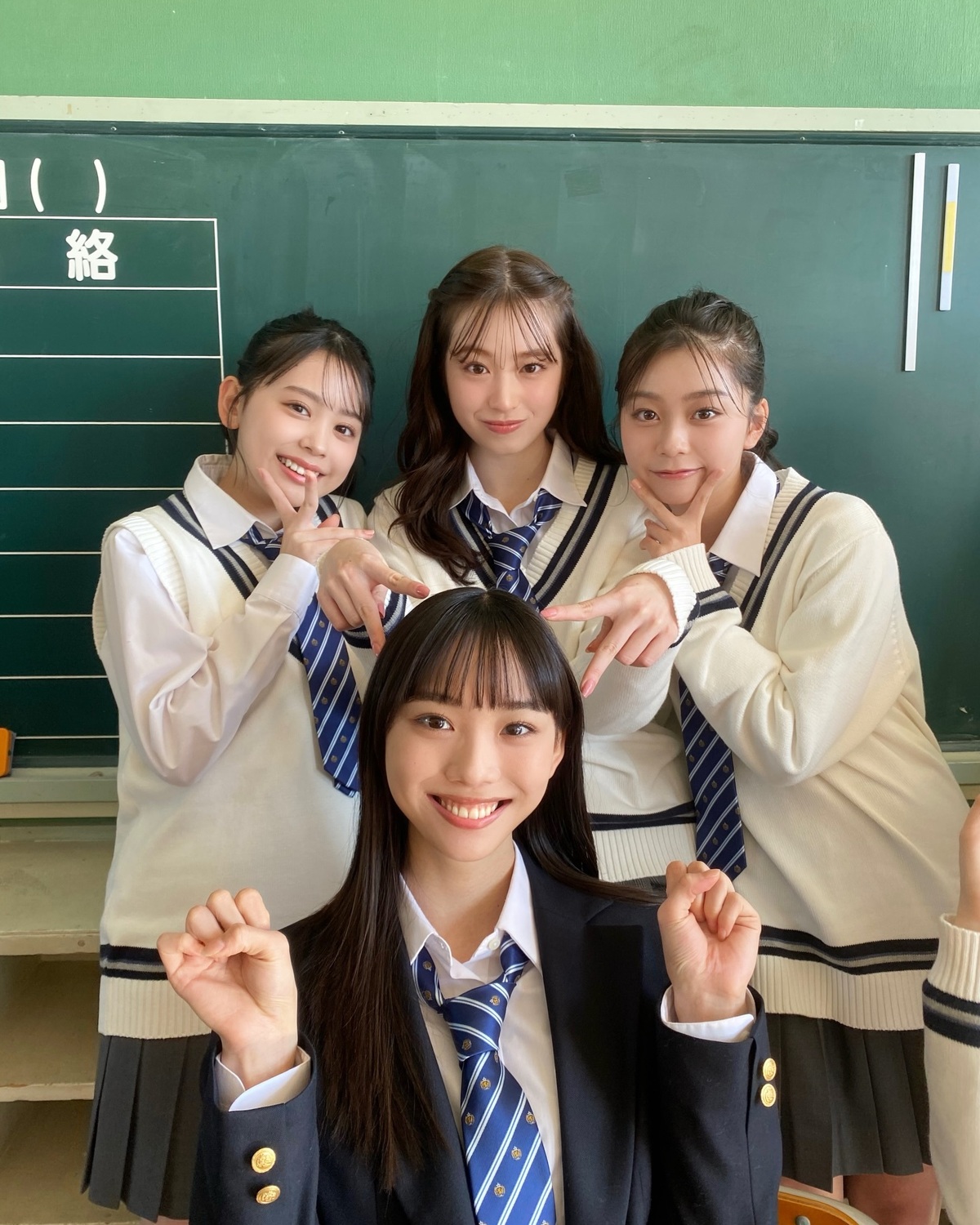 みんなでネコ(=^ェ^=)✌🏻みんな新学期はどんな感じ？🏫新しい友達はできた？👭🏻🌸明日からまた1週間、学校に仕事に頑張ろうね💪🏻✨#Seventeenモデル #新学期 #梶原叶渚 #葛西杏也菜 #j