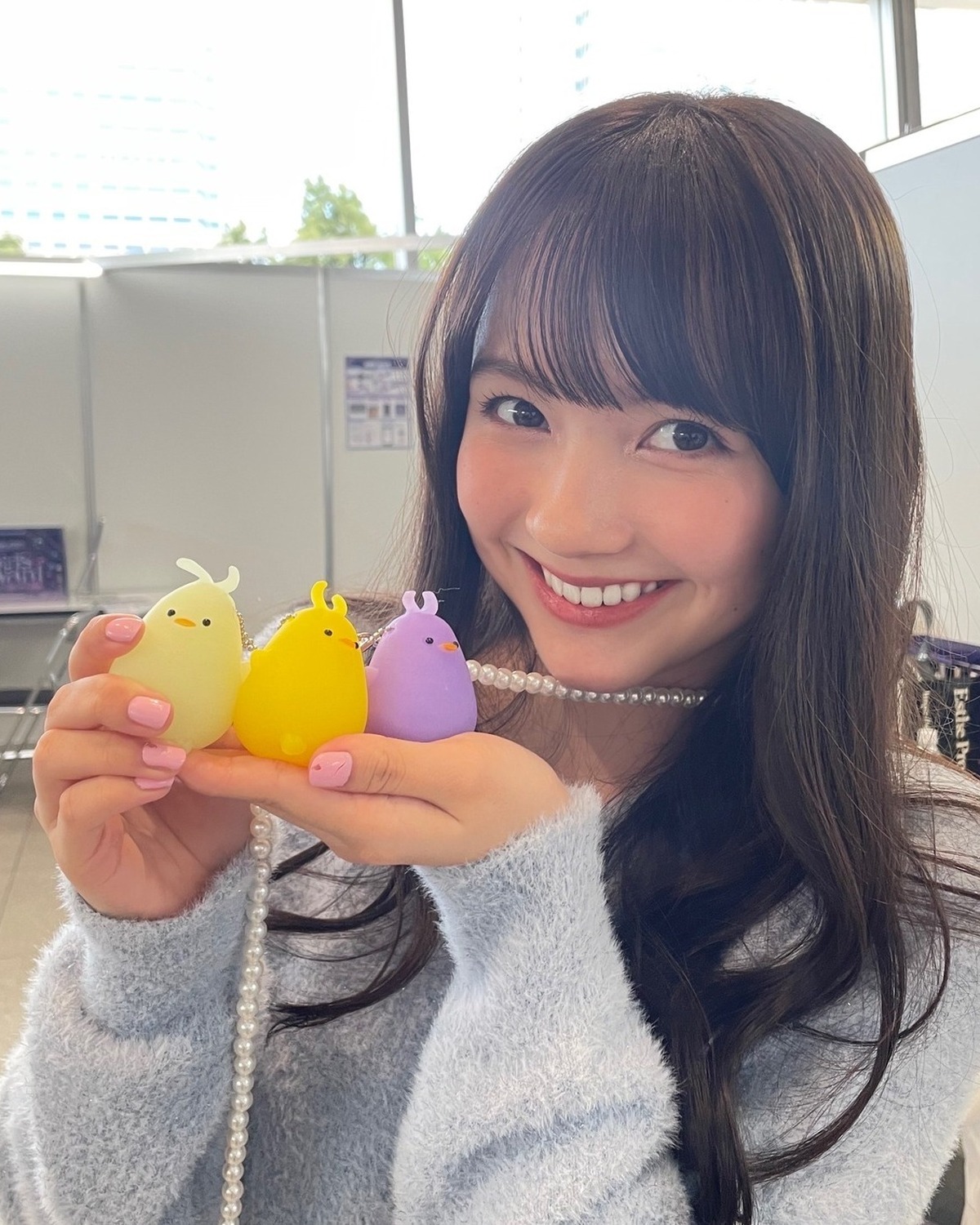 3色Getして満足げなここあ🐥見てください！めっちゃ可愛くないですか♡と嬉しそうにスマホアクセに着けていたよ🫶３枚目はゲルぴよの真似をするここあ💛似てる？😜#Seventeen #セブンティーン #g