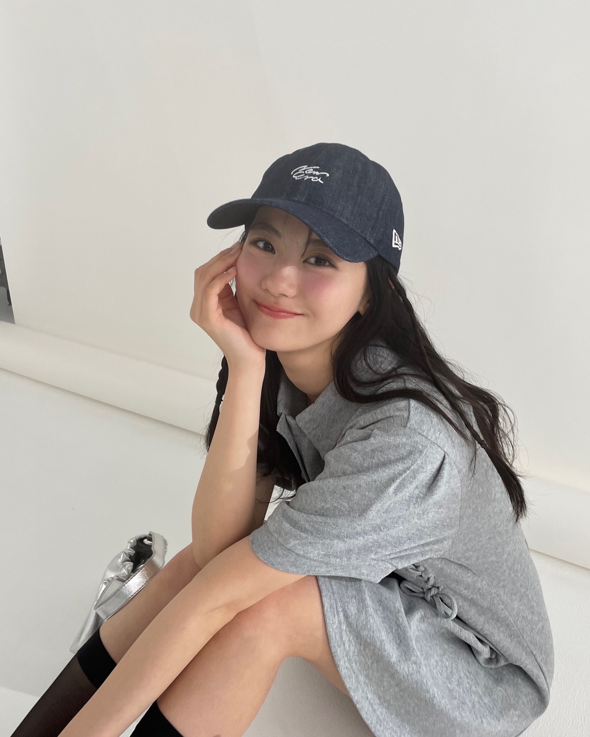 まだあったෆ ̖́-‬ 瑠紀のワンピコーデオフショット📸カジュアルもちょい大人めもなんでも似合っちゃう瑠紀👗🎶ワンピースに合わせた小物使いもコーデのポイントだよ𖤐˒˒Seventeen #セブンティー