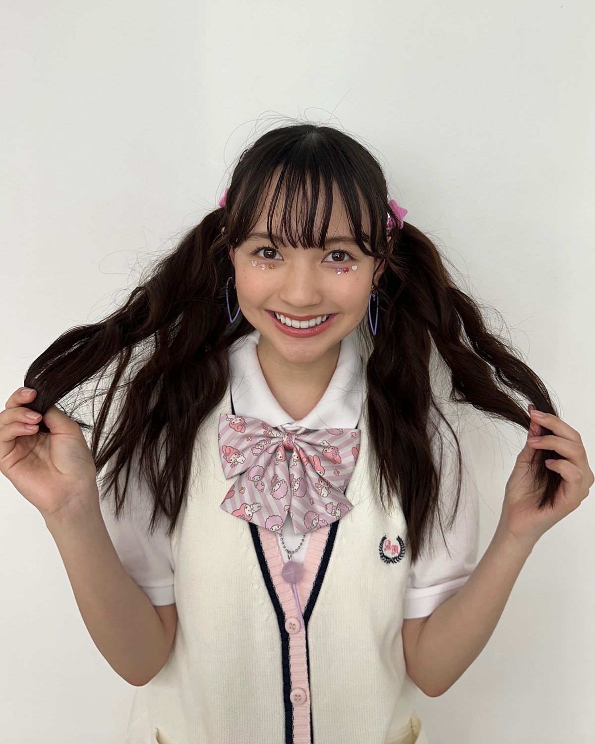 キラキラシールで盛れ度💯💖胸に着けてるりぼんはマイメロディなんだよ〜🎀めっちゃ可愛くない？🐰💓ふわふわのウェーブヘアも相まってギャルみJKなここあでした👼🏻🎶#Seventeen #セブンティーン #