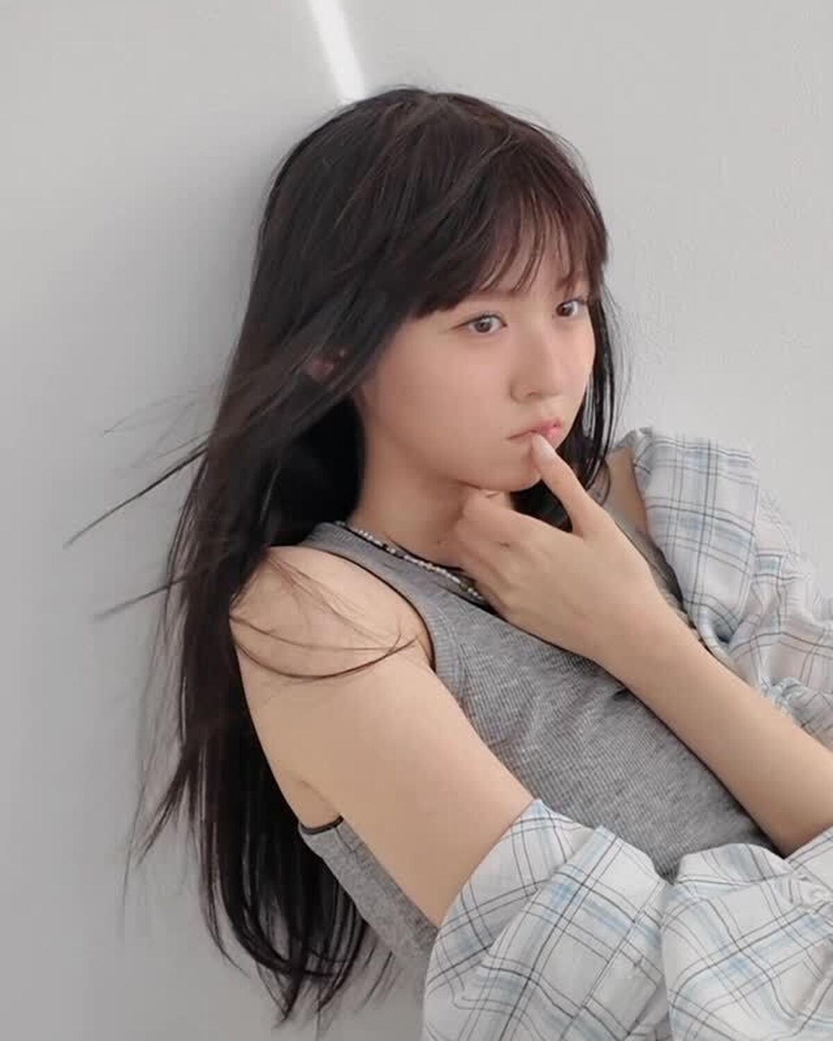 前髪ウィッグと洒落顔メイクで別人級に変身した美沙希♡普段の前髪なしのヘアスタイルも素敵だけど、前髪があるヘアスタイルも似合っててさすがモデル👸🏻✨見てるとうっとりしちゃう撮影風景をどうぞ🎥🪽#入江美沙