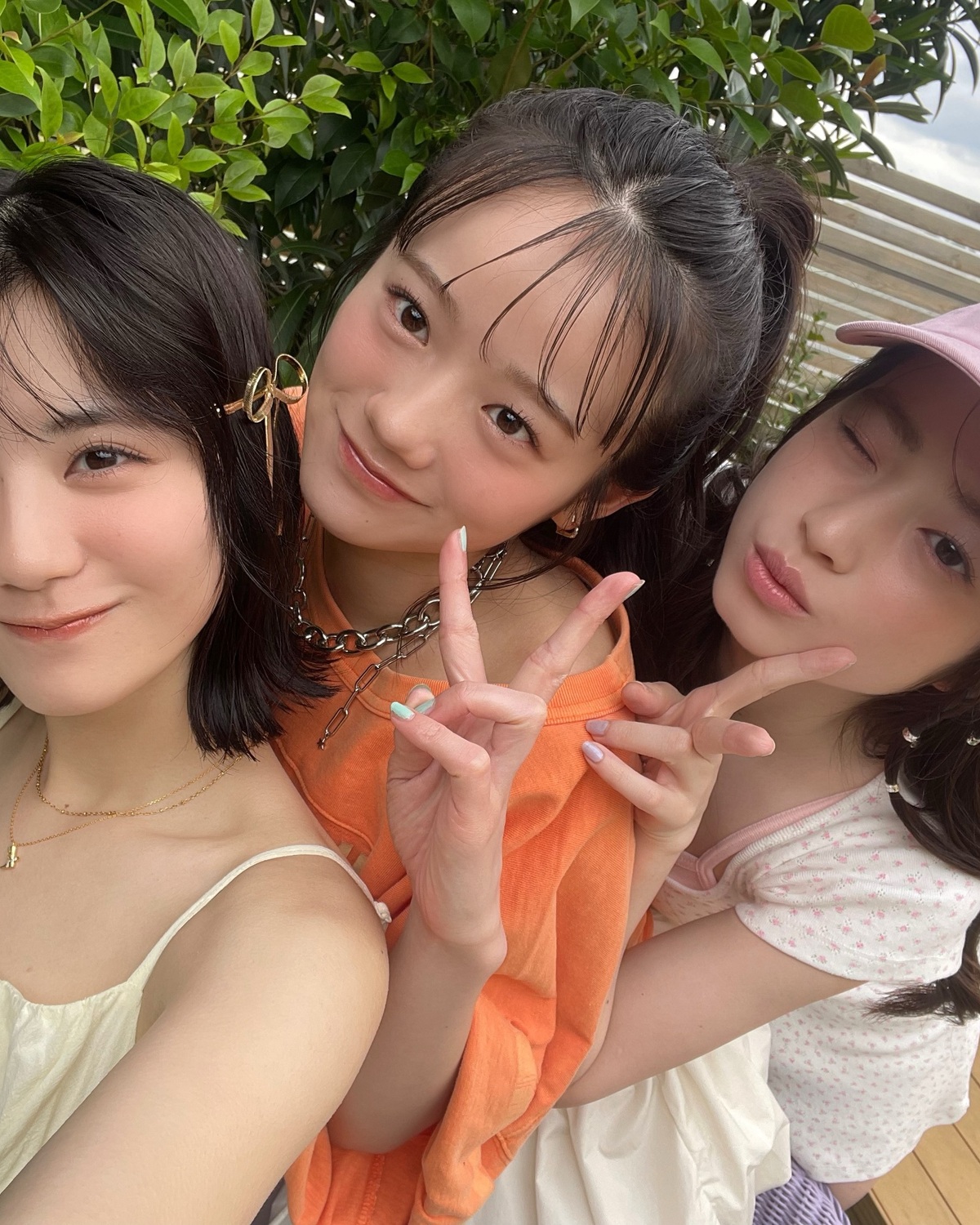 7月1日発売したSeventeen夏号はもう見てくれた？📖🌴る夏ファッションにメイクに、夏が待ちどうしくなる1冊だよ🌻今日はるき、るな、あやなのセルフィーを🤳🌈表紙のコメントも待ってるよん🧡🧡#Sev