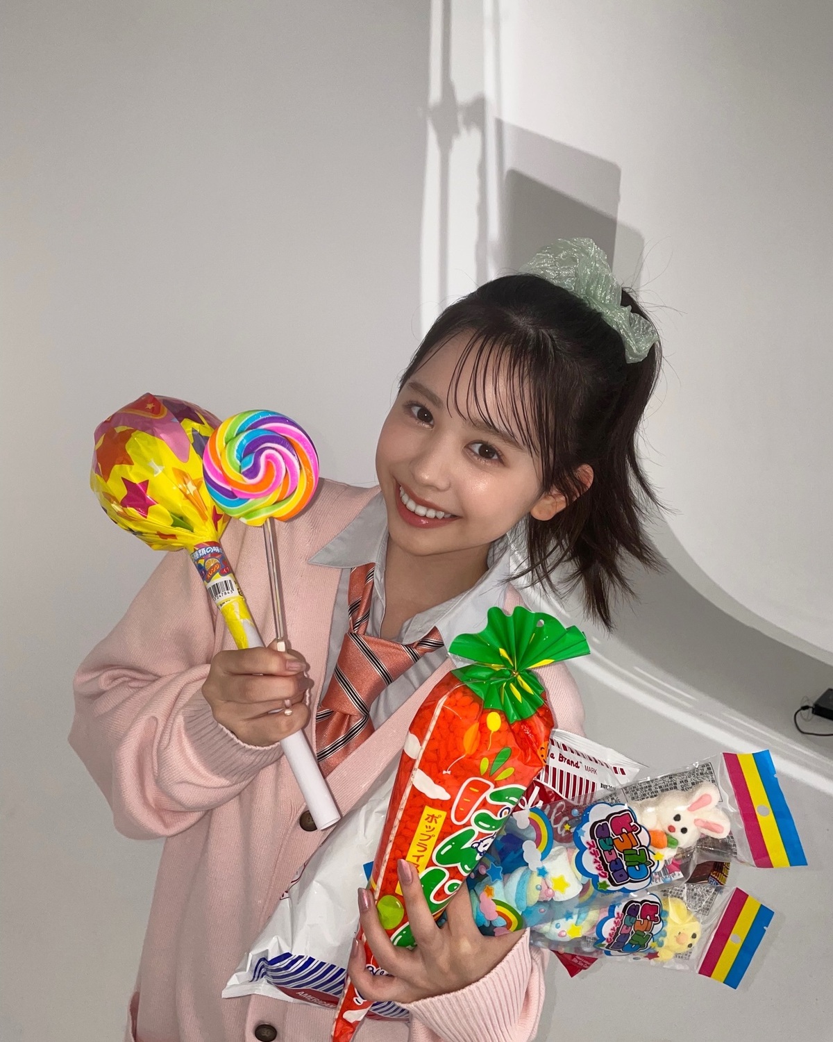 大量のお菓子にテンション🆙🥺かんちゃんが大量のお菓子を持っている理由は…？🤭🍭🍬🍿💓冬号でチェックしてね😏📖#梶原叶渚 #かんちゃん #Seventeen冬号 #Seventeen #セブンティーン