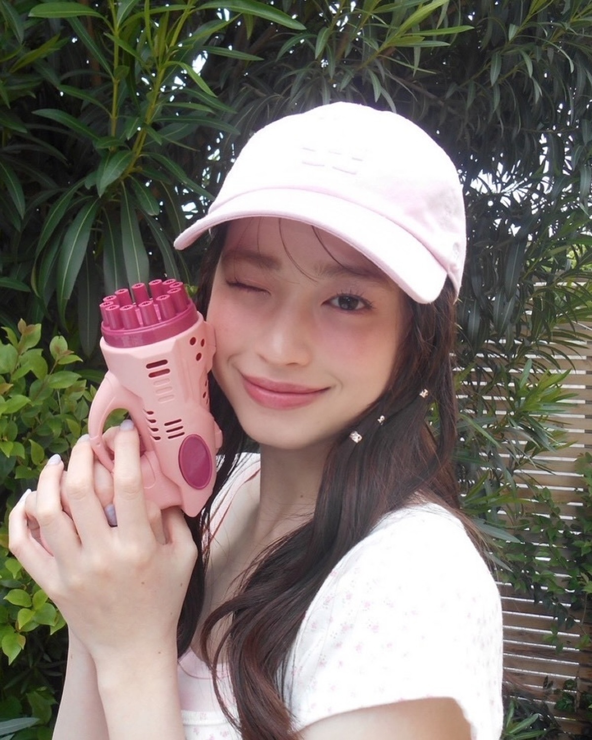 夏号表紙撮影オフショ👩🏻‍❤️‍👩🏻💞美沙希の私物デジカメでみんなを撮影したよ📸🫧何枚目が好き？🌺⊹₊⟡⋆˚⊹—————————⊹₊⟡⋆˚⊹Seventeen夏号発売中📖🌴STモデルのオフショットがも