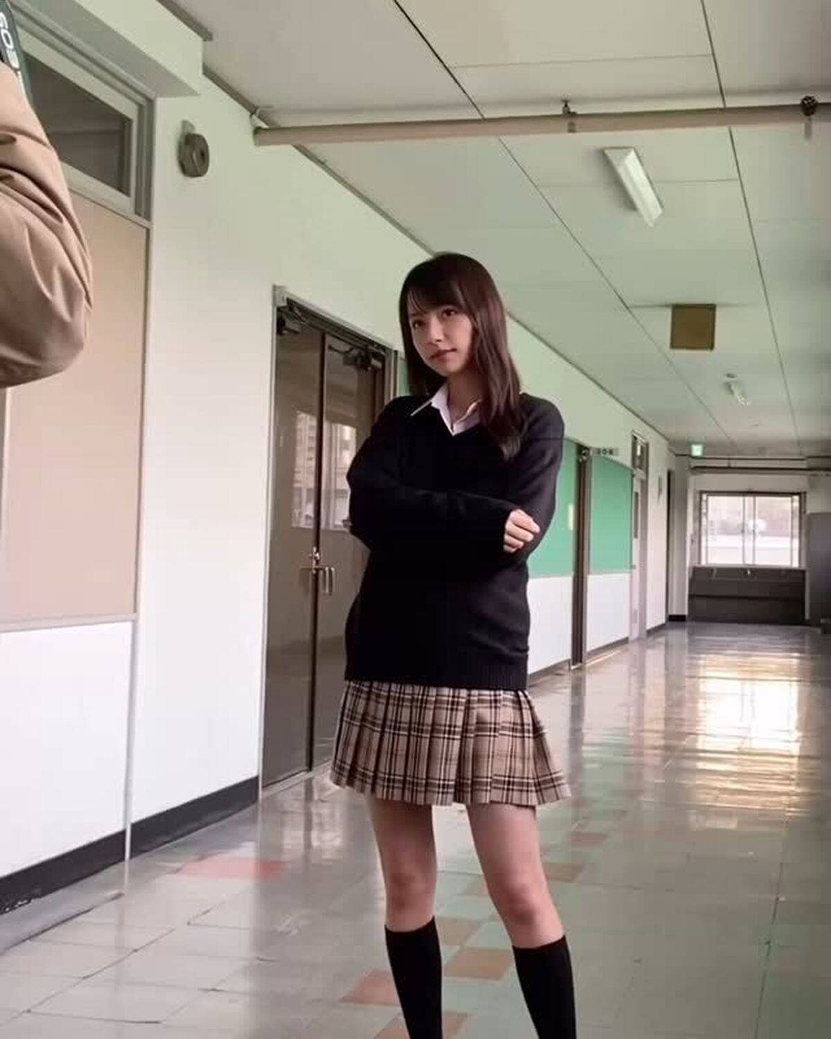 ここあ先輩✧˙⁎⋆クールに決めてみるも、スタッフからのカッコいい〜！先輩っぽい〜！の声に照れるここあでした🥺🩷