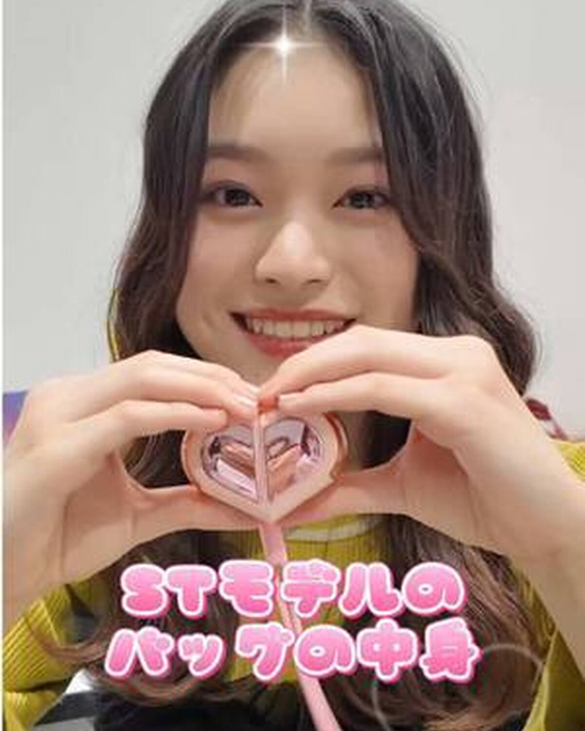 琉衣のカバンの中身紹介👜💓🍎 ハート型のイヤフォンが珍しくて可愛いすぎた🎧😳💗 #月島琉衣 #カバンの中身 #かばんの中身 #持ち物紹介 #可愛い