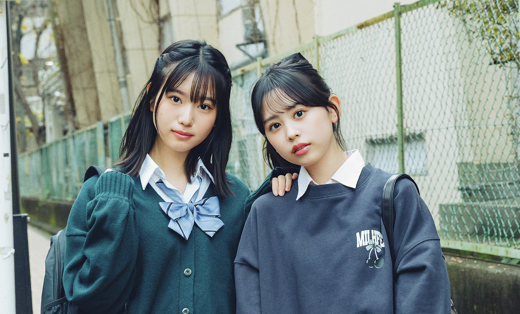 制服のトレンドは“エンジブレザー”“ネイビーポロ”“ベージュ系チェックスカート”【2026制服News】