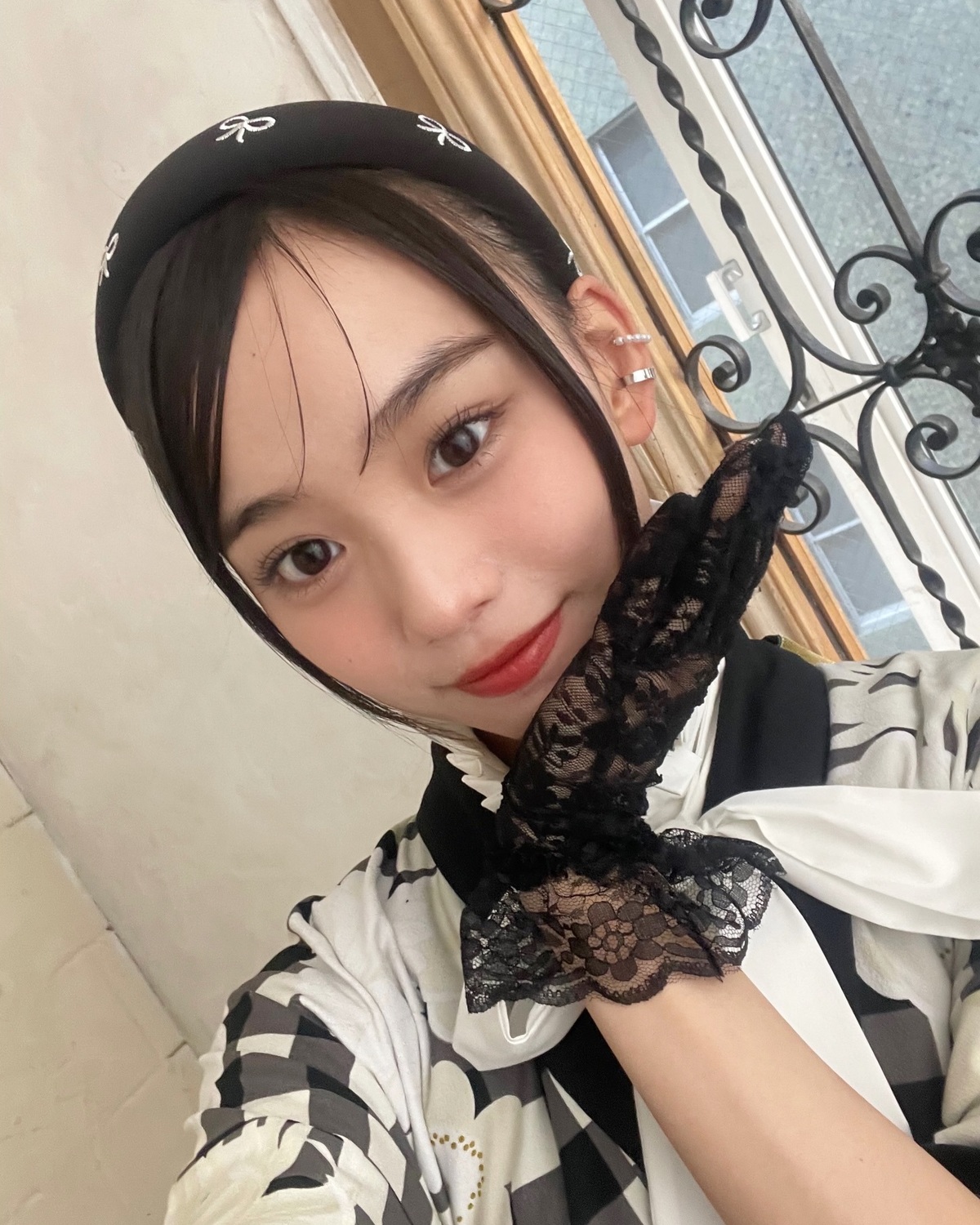 お待たせしました♡今日はれいちゃんのオフショット📸👘モノトーンベースな個性派振袖が似合いすぎ🤦🏻‍♀️🖤🤍胸元の大きいりぼんもポイントだよ🎀#松本麗世 #振袖 #着物 #晴れ着 #振袖ヘア