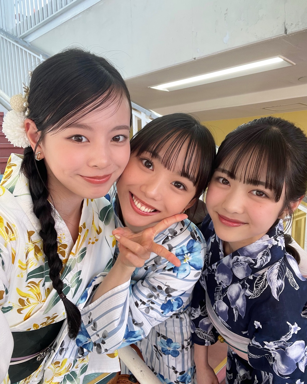 まう♡れいよ♡はなのカバームービー撮影中のオフショット📸🩵このときゆななはソロカット撮影中でした👼🏻⊹₊⟡⋆˚⊹—————————⊹₊⟡⋆˚⊹STモデルのオフショットがもっとみたいコは@sevente