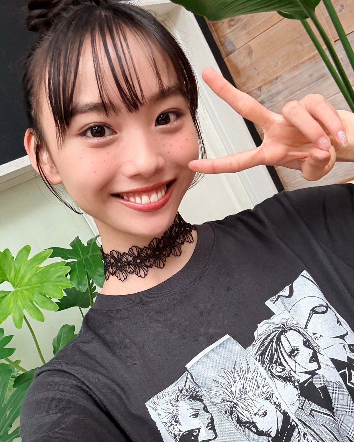 れいちゃんのキュートなセルフィー🤳🖤夏号の全員登場のTシャツ企画のオフショだよ😽そばかすメイクが似合いすぎっ🫶🏻⊹₊⟡⋆˚⊹—————————⊹₊⟡⋆˚⊹Seventeen夏号発売中📖🍉STモデルのオ