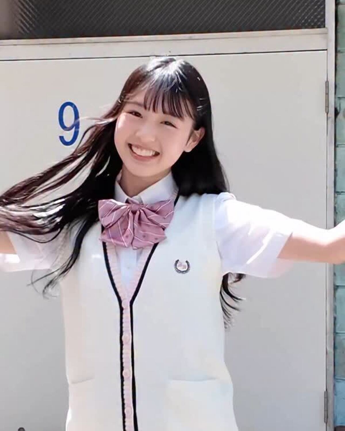 はじけるみんみスマイルが可愛すぎる🥺💗見てるだけで笑顔になれちゃうオフショット🎶いつでもごきげん👼🏻💨 制服のスラックスを素敵に着こなしてくれたよ✨🏫#Seventeen #セブンティーン #ST夏号