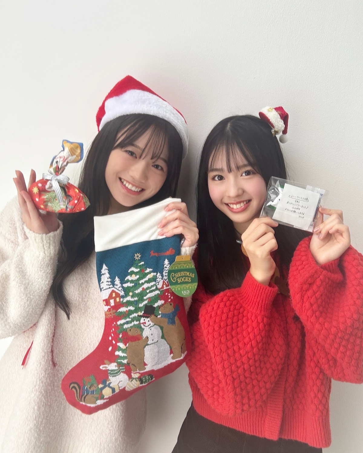 ʀᴜɴᴀ♡ᴍɪɴᴍɪ 🎅🏻❤️モデルとスタッフにお菓子のプレゼントを持ってきてくれたよー😭🎁 ちなみに2人が着けている小物は持参です🥺みんなに喜んでもらえるように準備してくれたみたい！Seventee