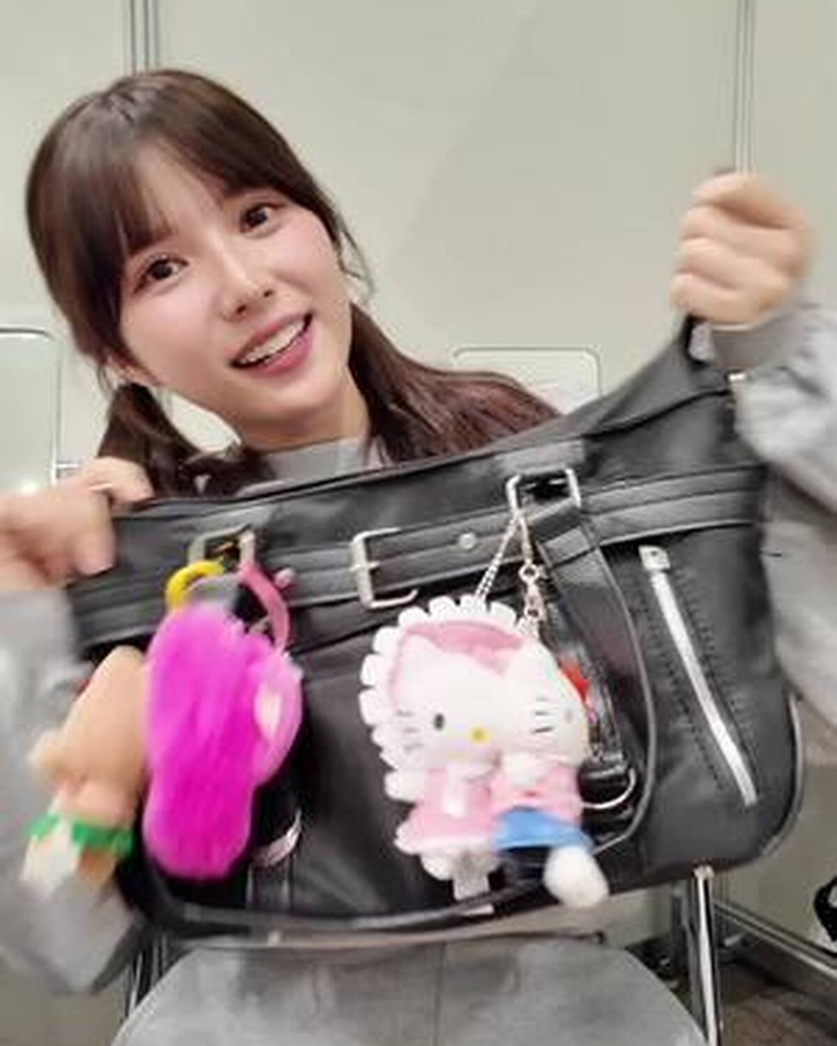 カバンの中も外もキャラクターが大渋滞🤣🥹💗 とにかく可愛いものが好きな快空のカバンの中身紹介👜 ST㋲あいにゃんとおそろのキーホルダーも登場🦖🩷 #髙橋快空 #カバンの中身 #かばんの中身 #持ち物紹