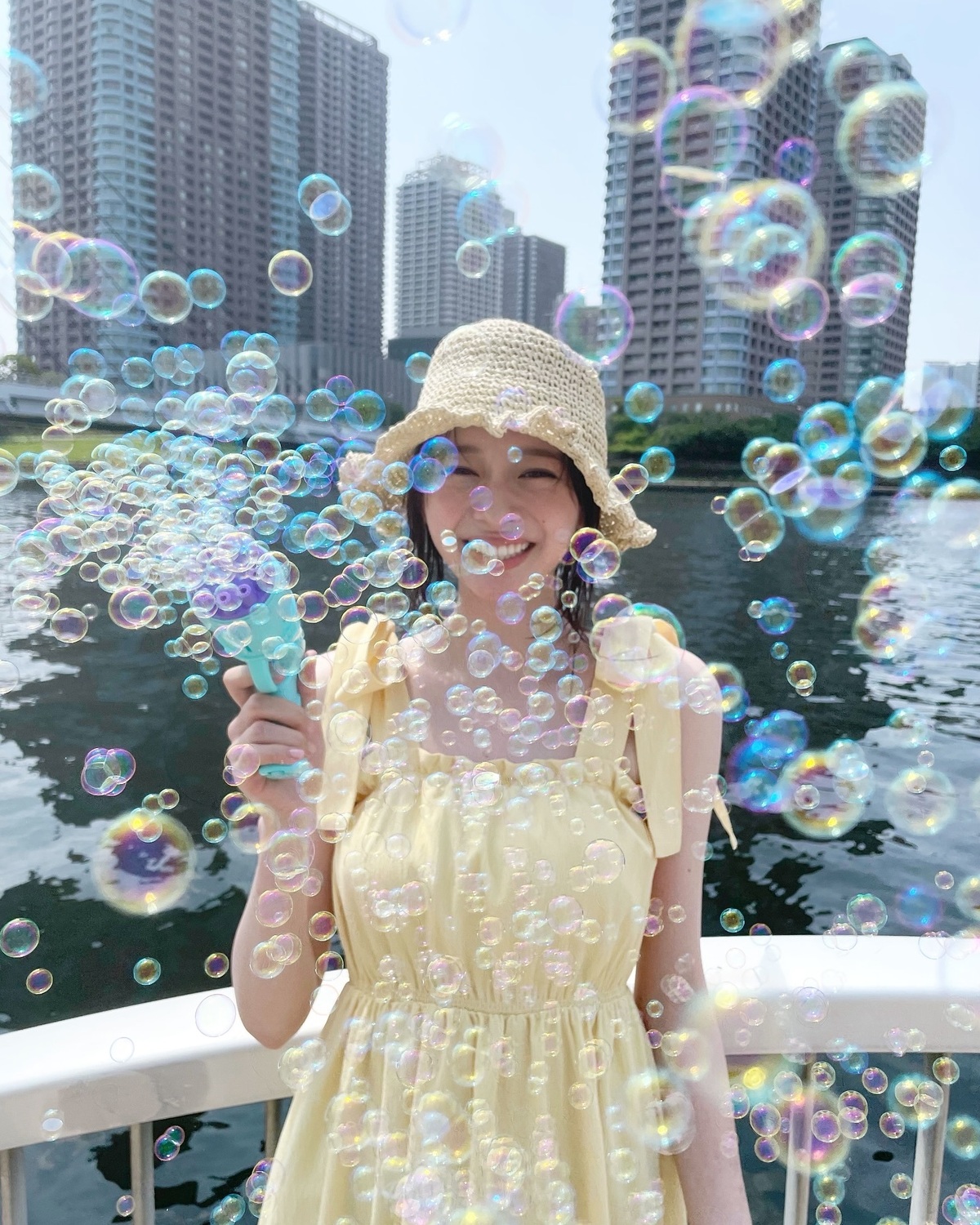 8月最終日ということで、今日は特別にもう1投稿しちゃうよ📸🤍シャボン玉とめっちゃ笑顔の梨々花🥺🫧🫧🫧押すと自動で出てくるシャボン玉にすごーい！と楽しそうな梨々花でした👼🏻🩵#Seventeen #セブ