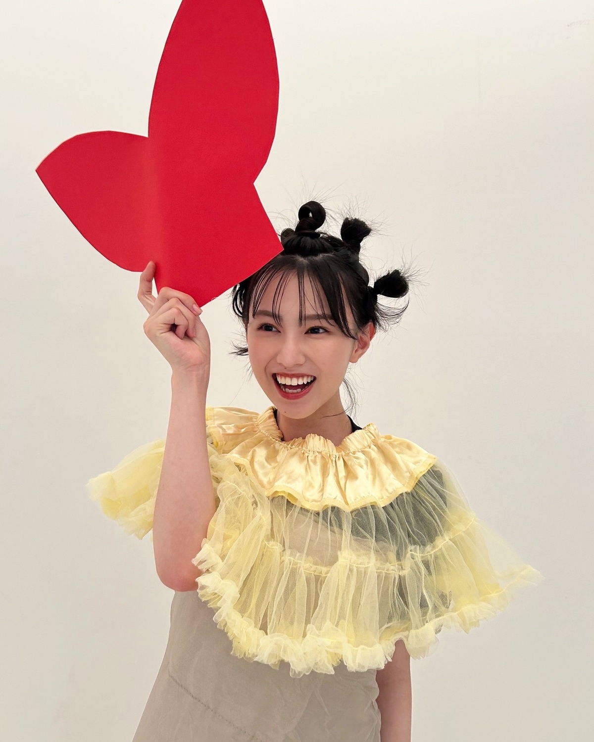 森﨑美月、全力でエビフライになりました🍤‼️❤️‍🔥どうしたらよりエビフライになれるかをスタッフと共に試行錯誤…🧐💭 最後は足を上げる角度まで完璧に👌🏻念願のエビフライになれて嬉しそうなもんちゃんが可