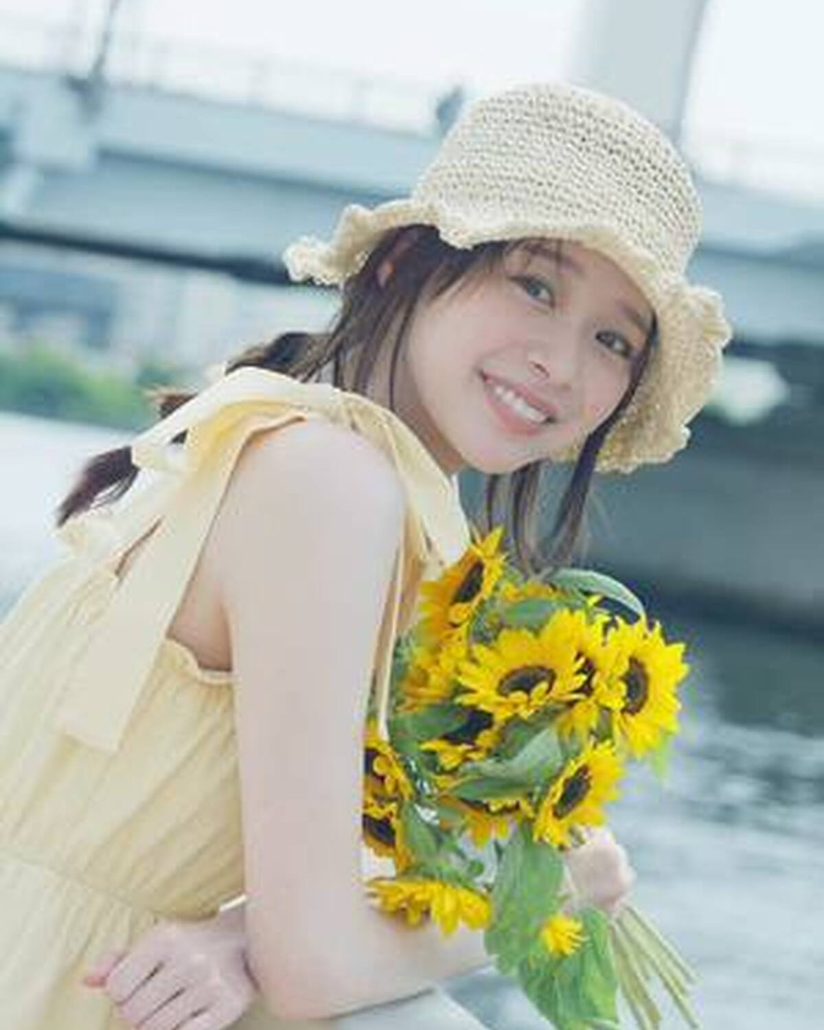 🫧🌻 HELLO AUGUST 🌻🫧 今月のカバームービーは田鍋梨々花が登場✨ 麦わら帽子をかぶって、アイスを食べたり、シャボン玉で遊んだり、THE夏を満喫👒☀️ ギラギラと照りつける太陽の下、ひまわ