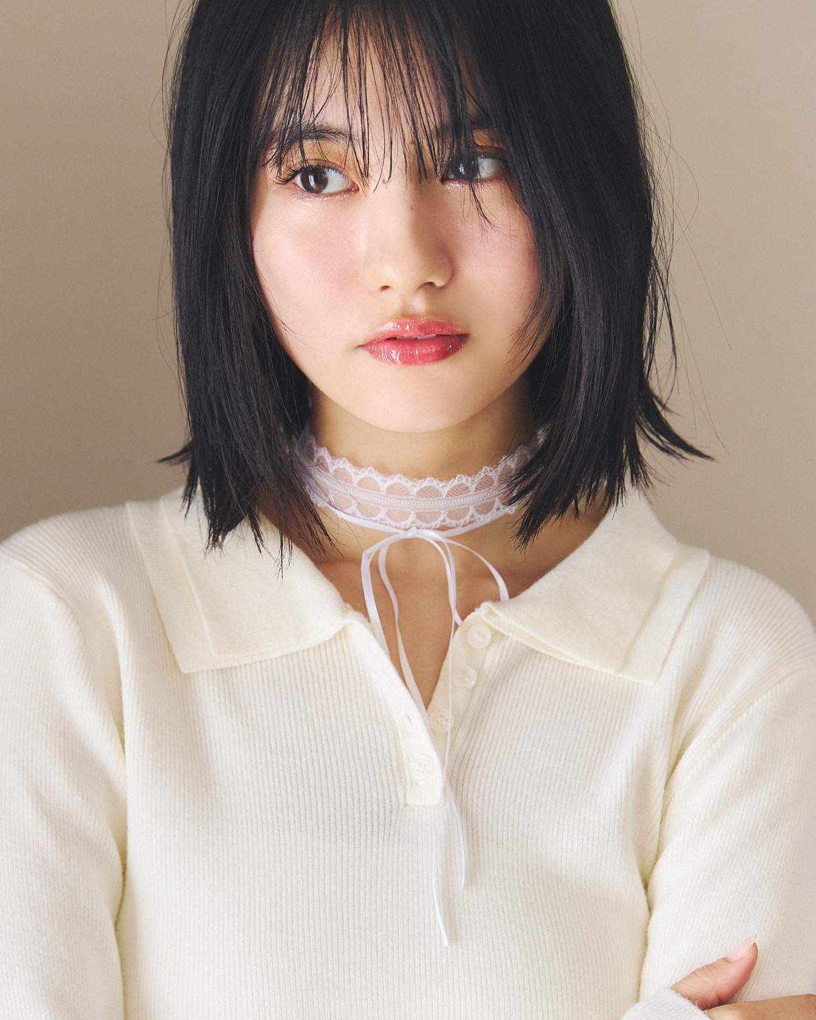 白ニットはキラッと質感で変化を！白ニット×ジュエルリップ【ニットとリップのLOVEな関係】