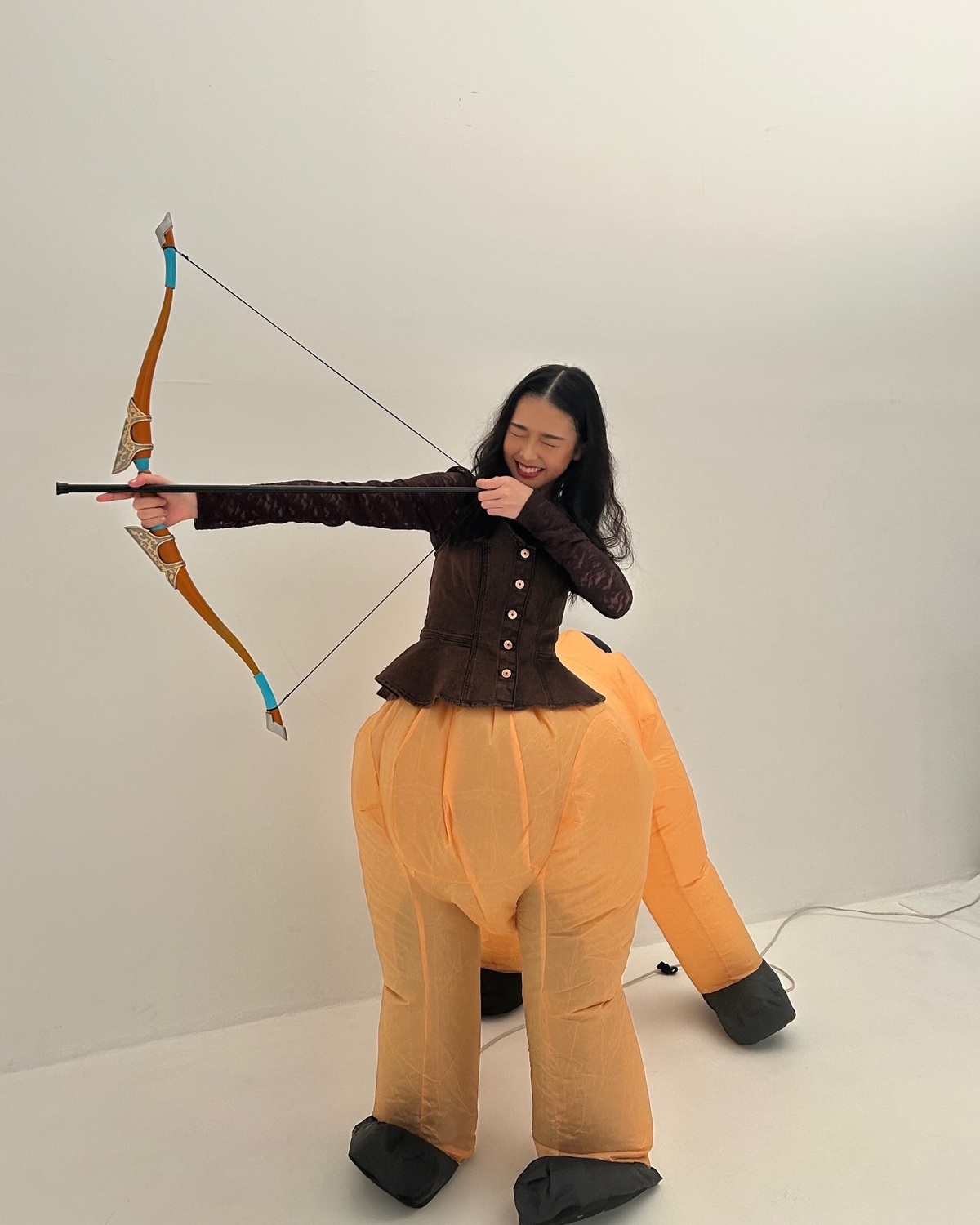 みんみタウロス🐎🏹💫ノリノリでなりきってるみんみが愛おしい🤣🤍ケンタウロスっぽいポーズ…？と考えた2.3枚目のマッチョになっちゃうみんみタウロスも可愛すぎるのでぜひ見てね🥹💓