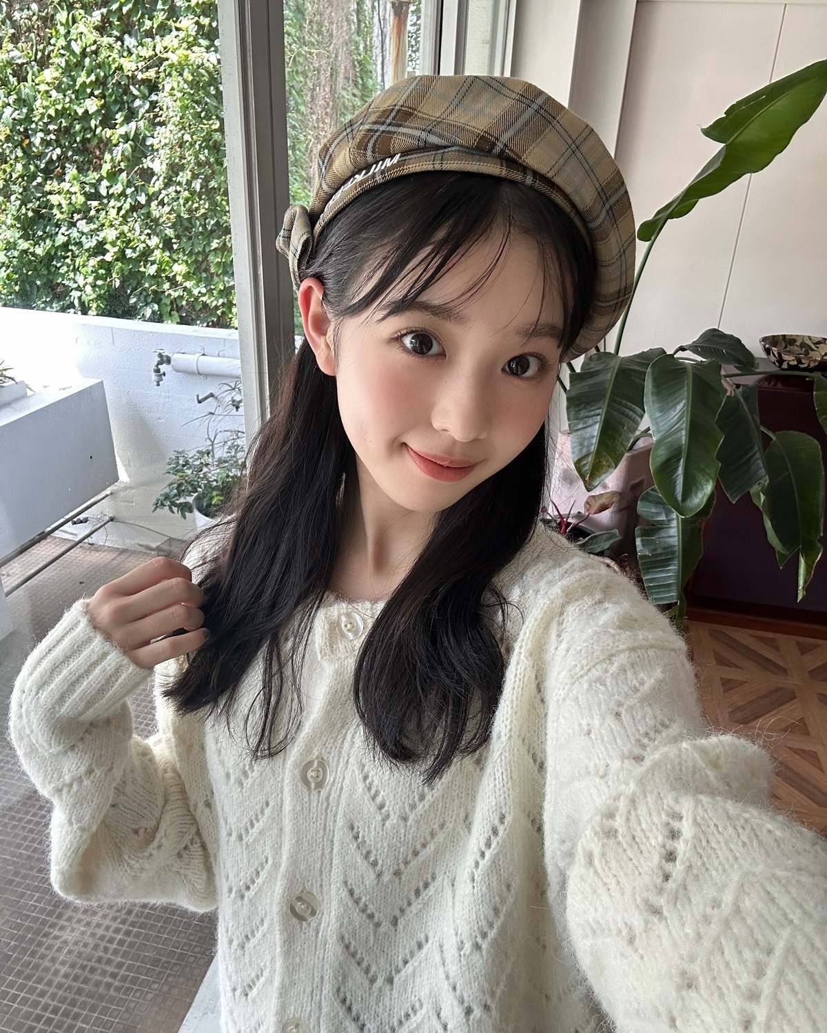 秋仕様のみんみ🤎🍁チェックのベレー帽が似合いすぎ👼🏻この日の撮影のオフショットはST㋲たちにお願いしたんだけど、誰よりも率先してカメラを回してくれていたみんみ😳📸みんなでたくさん撮り合いっこしたみたい