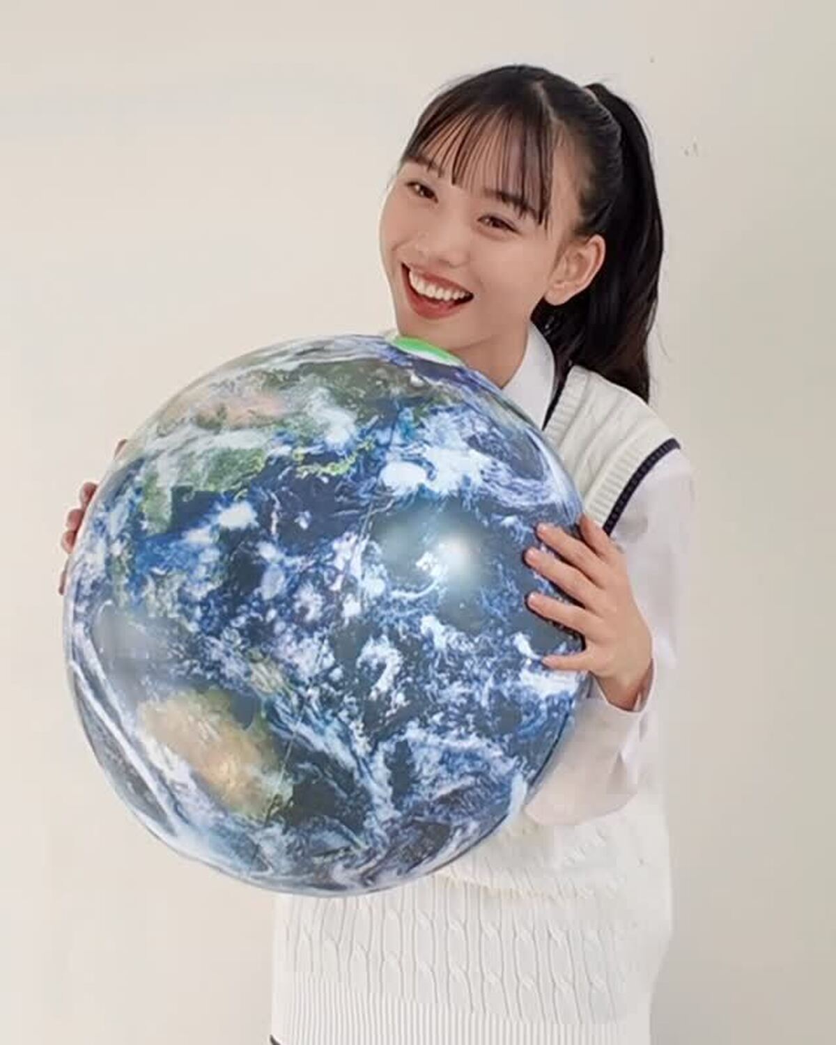 誌面の色んな場所に使えるように、色んな表情を求められるれいちゃん👼🏻🪽地球儀🌎を持ったり、驚いたり、STの撮影ならではの？ポージングだよね🥺🥹💙#松本麗世 #高校生 #jk #ljk #制服コーデ