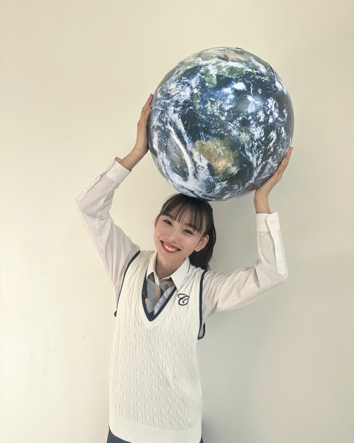 地球儀とれいちゃん🌎🩵前に投稿した動画が人気だったから写真でも🥰#松本麗世 #STモデル #高校生 #制服 #jk