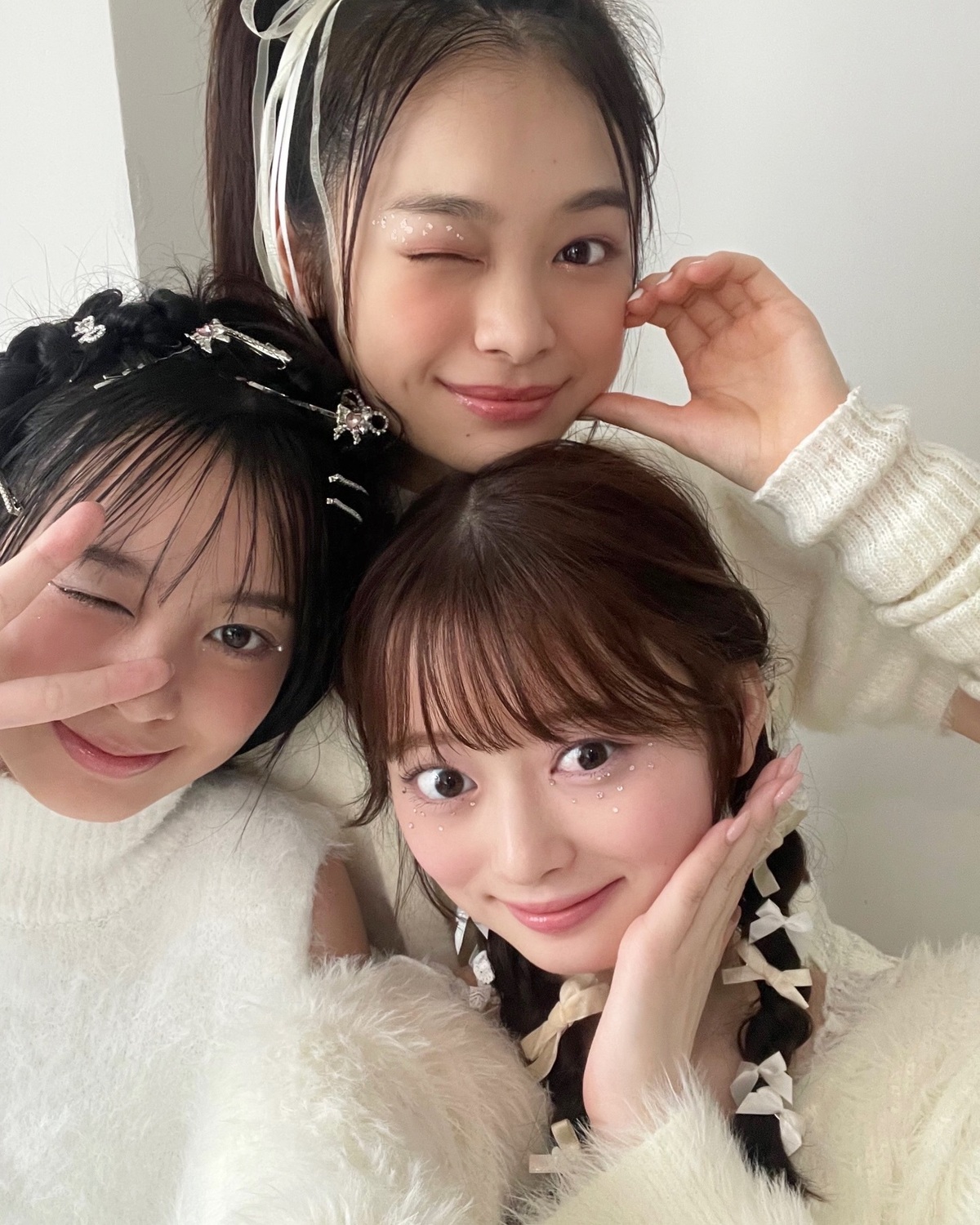 2025年ラストのオフショットはもちろんこの３人❄️🩵冬号の表紙＆12月のカバームービーを可愛く盛り上げてくれた由菜、琉衣、舞羽🪽˖ . ݁𝜗𝜚. ݁₊今日で2025年も最後。みんなにとってどんな1年