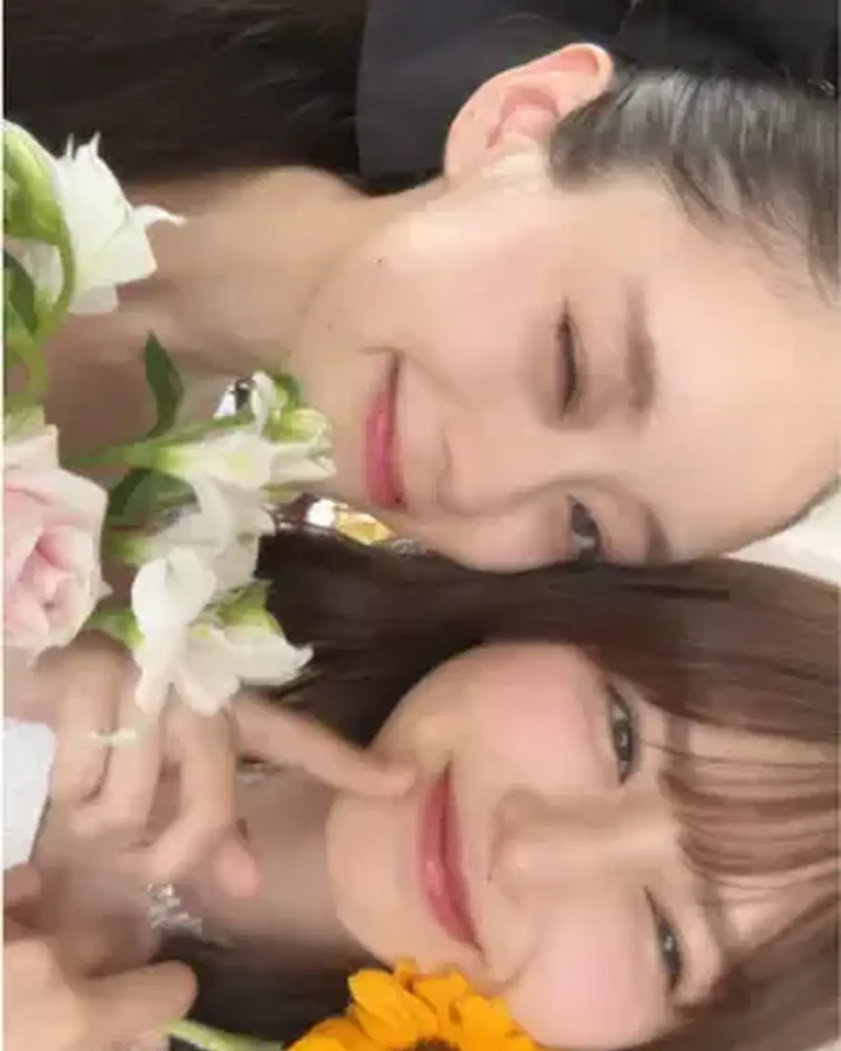 Seventeen卒業を発表した森﨑美月ちゃんと佐藤不二子ちゃん👩🏻‍❤️‍👩🏻💐卒業インタビューはSeventeen-Webの記事を見てね📝✨ #佐藤不二子 #森﨑美月 #Seventeen #Se