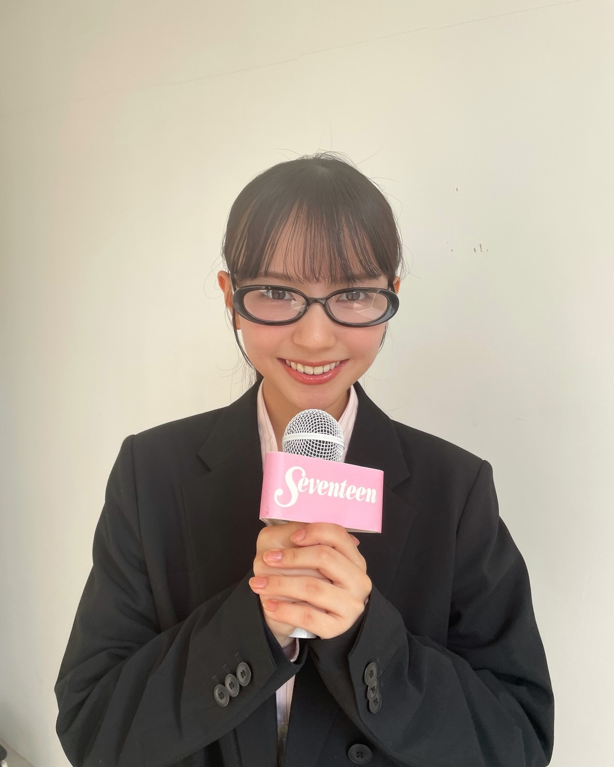 インタビュアーのここあです🤓🎤📝スーツとメガネがお似合いすぎる🖤#河村ここあ #Seventeenモデル #メガネ女子 #スーツ女子 #かわいい女の子
