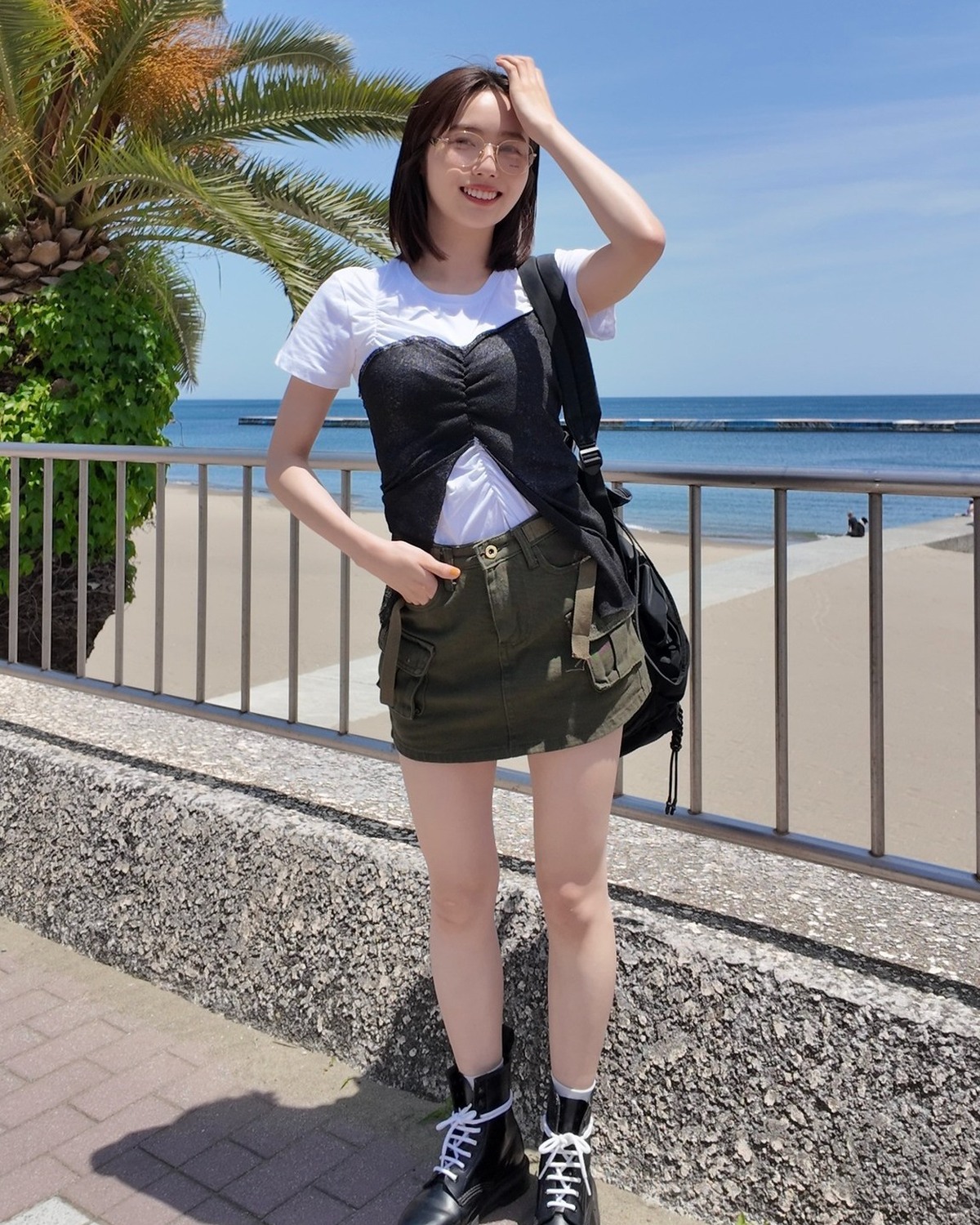 🌻姉㋲の夏のお出かけコーデをチェック🌻〜海コーデ編〜MODEL➡︎ SHIORI AKITAレイヤード風になっているトップスは着るだけでコーデの主役に🤍カーキのスカートやゴツめのブーツでストリートっぽ