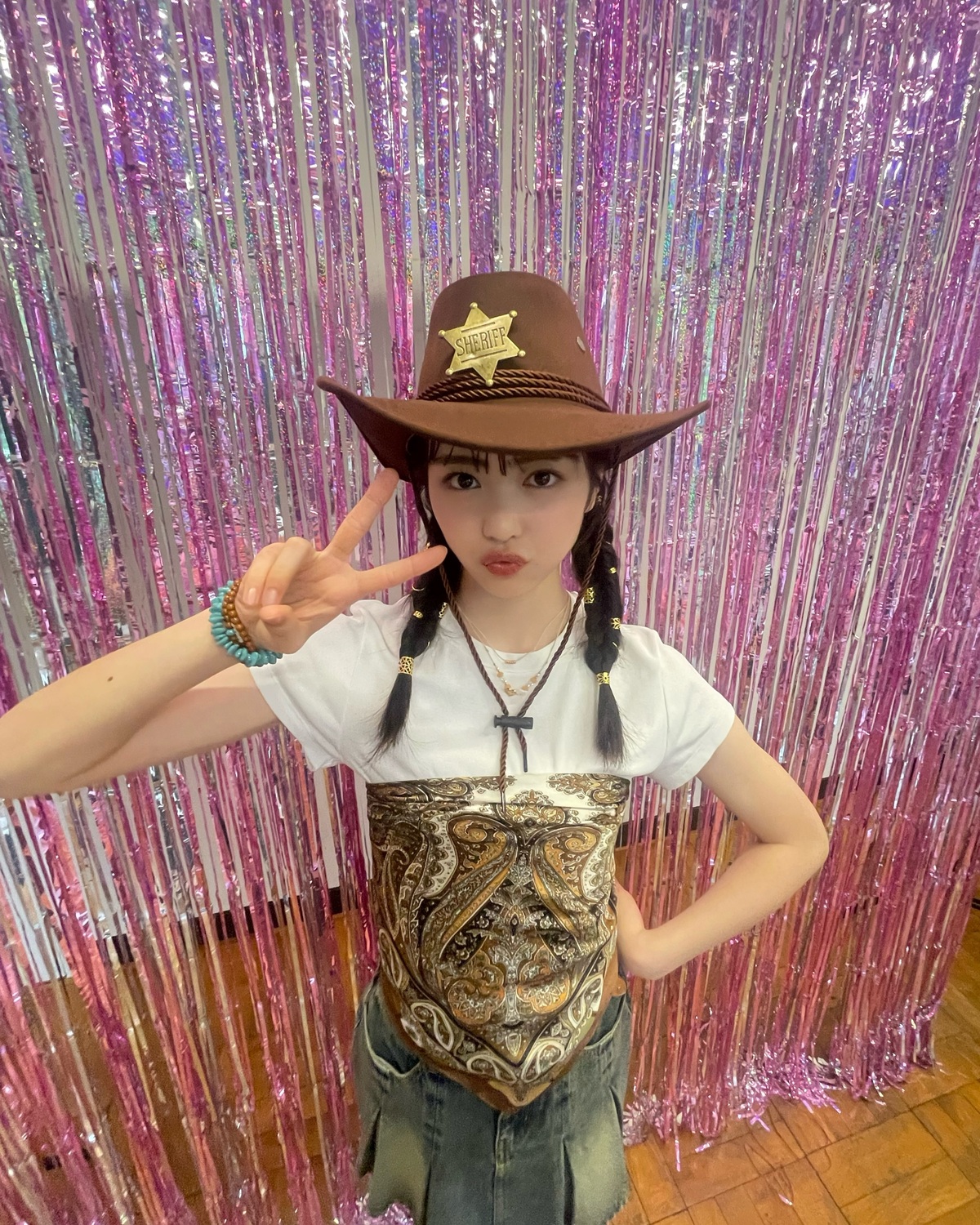 カウガールスタイルの花埜👼🏻🤎🌟文化祭コスの参考に🐎真似してみてね🎶⊹₊⟡⋆˚⊹—————————⊹₊⟡⋆˚⊹Seventeen秋号発売中📖🤎STモデルのオフショットがもっとみたいコは@sevente