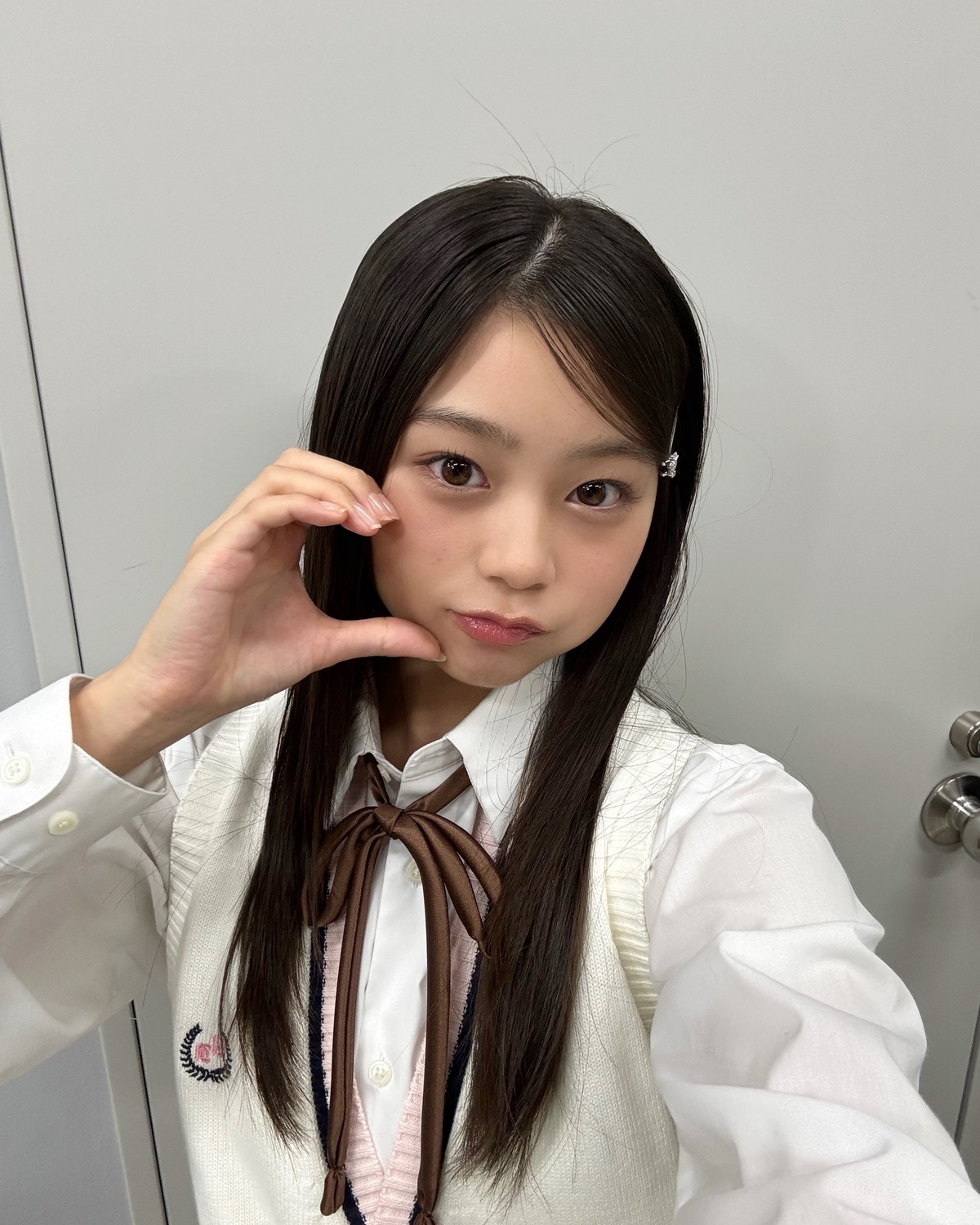 ロングヘア時代のオフショがまだあった😻最近ばっさりカットしたあいにゃん🐈🤍リールでヘアカットの様子を公開してるよ🎥まだ見てないコは今すぐチェックしてね〜🩷⊹₊⟡⋆˚⊹—————————⊹₊