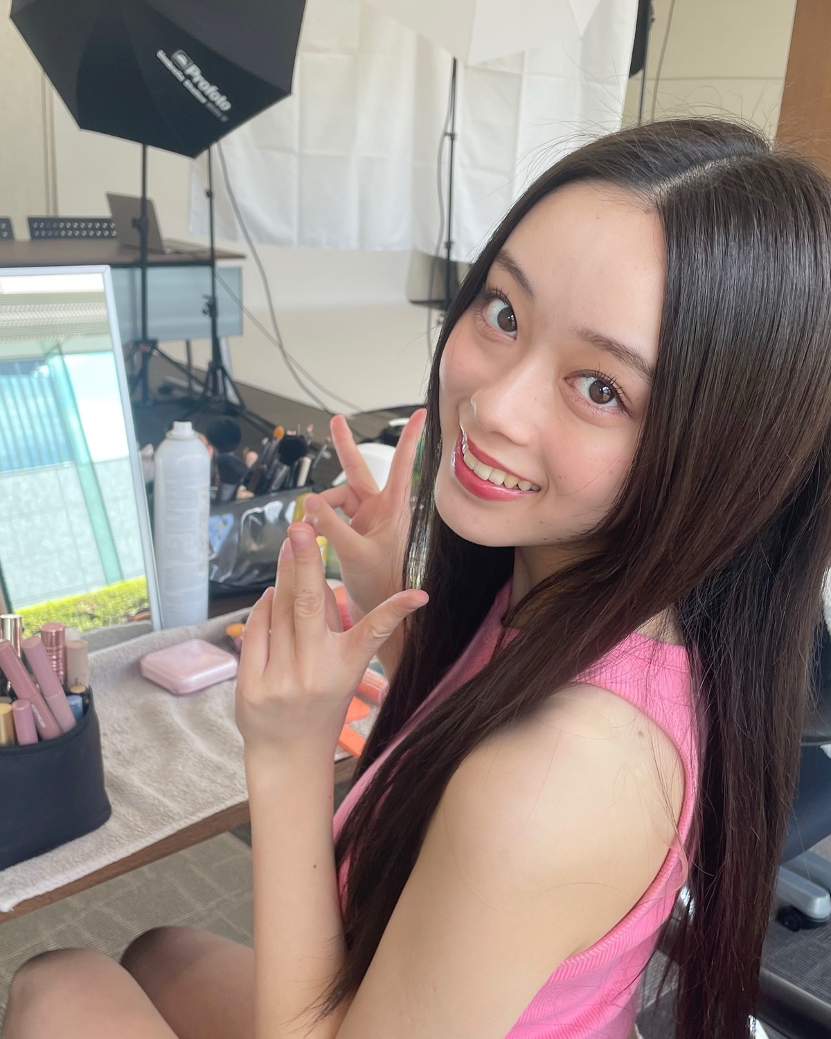 THE夏🌴な雰囲気の不二子😎🌺実はこの夏からハワイのカレッジで料理学を学んでくる予定🩷 夏号に掲載中の留学準備日記📓ページの撮影ではすでに頭の中はハワイでいっぱい🧠ノリノリだったよ🤣🎶不二子の挑戦を応