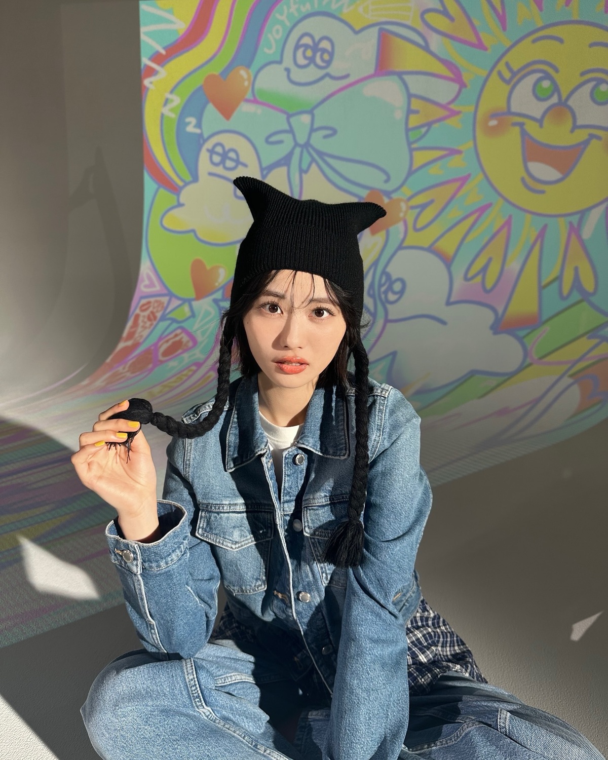 才能の塊🎨るき👩🏻‍🎨🖤後ろの絵は瑠紀が書き上げた絵😳✨最後の一枚は差し入れに大喜びしていたところを📸ニヤニヤが押さえられていないるきでした🤣🫶🏻#関谷瑠紀 #オフショット #Seventeen #セ