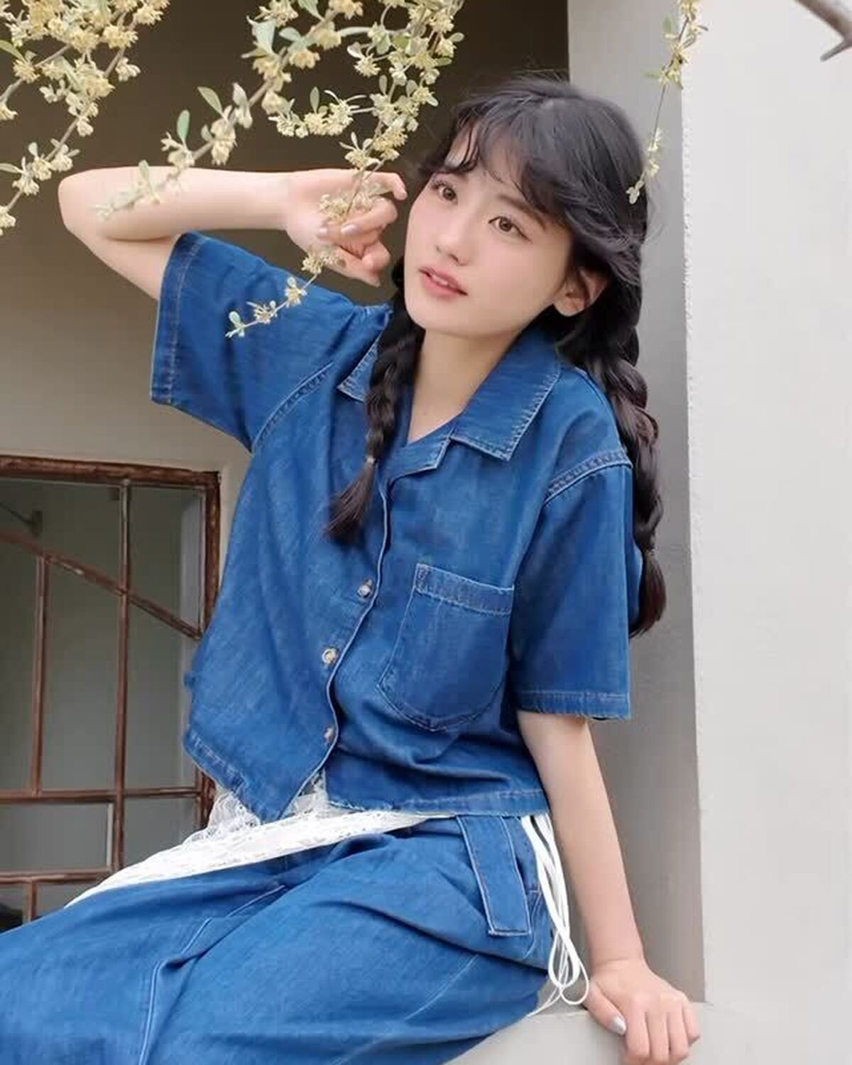 森の中で天使を発見🥺🪽🍃デニムのセットアップに三つ編みで少女風👧🏻🌳クルンとした前髪もポイント⭐︎この日も無邪気で元気い〜っぱいの瑠紀でした🤍#Seventeen #セブンティーン #ST夏号 #雑誌