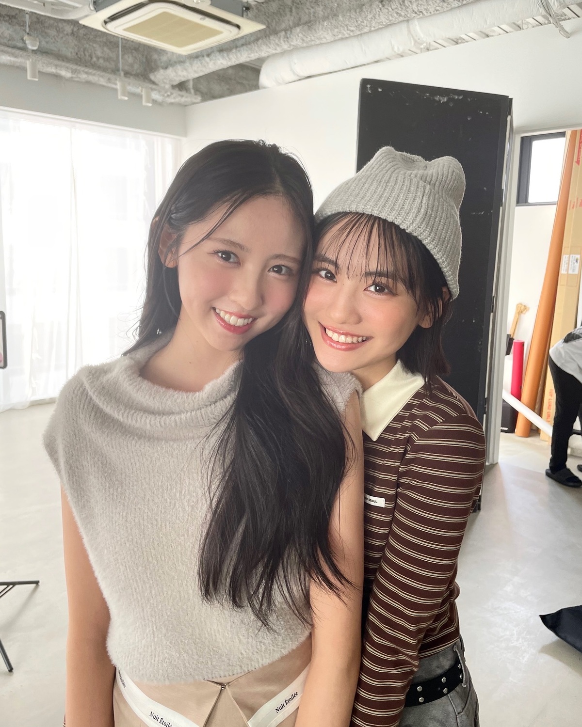 まるでカップルショット♡なみさるき👩🏻‍❤️‍👩🏻小さい頃からお仕事やプライベートでも付き合いのあるふたりの絡みはもはやカップル。🥺笑仲良くくっついてたから、そのままオフショットをお願いしたよ🤣📸🎶#