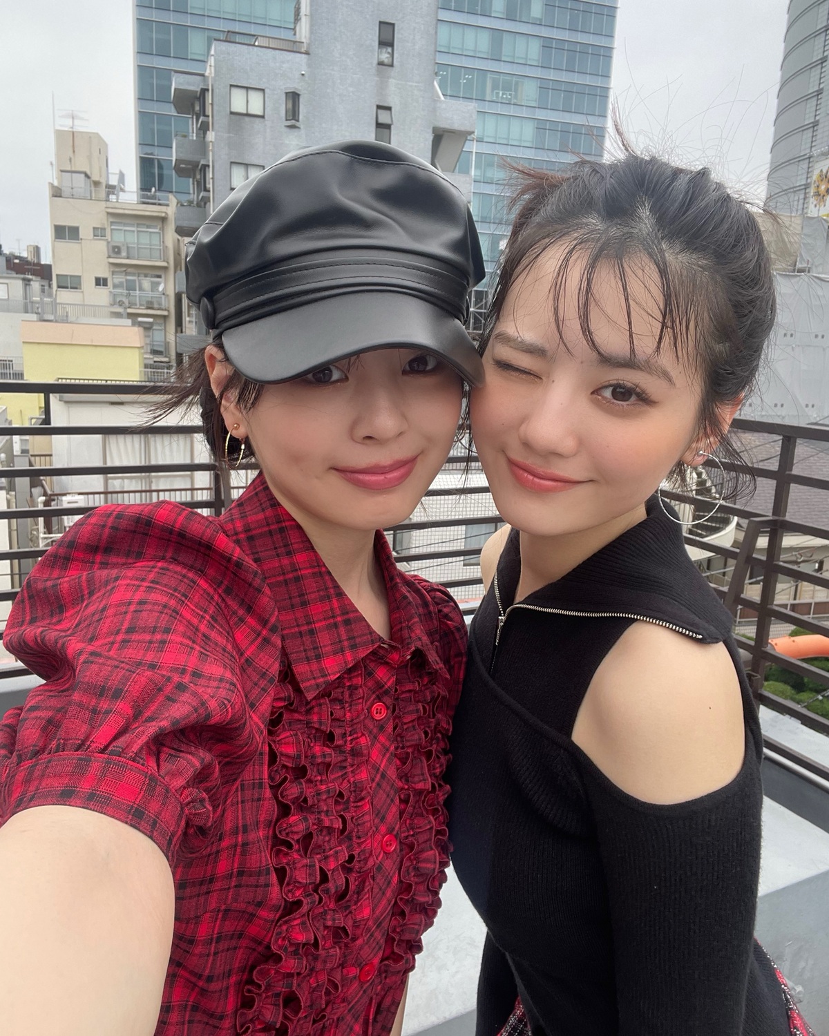 まうるき👭🏻🖤❤️発売中のSeventeen秋号のリンクコーデ企画はもうチェックしてくれた？👀姉㋲がペアになって色んな系統でリンクコーデをたくさん紹介してるよ❤️‍🔥瑠紀と舞羽は"ギャルみロック"🎸