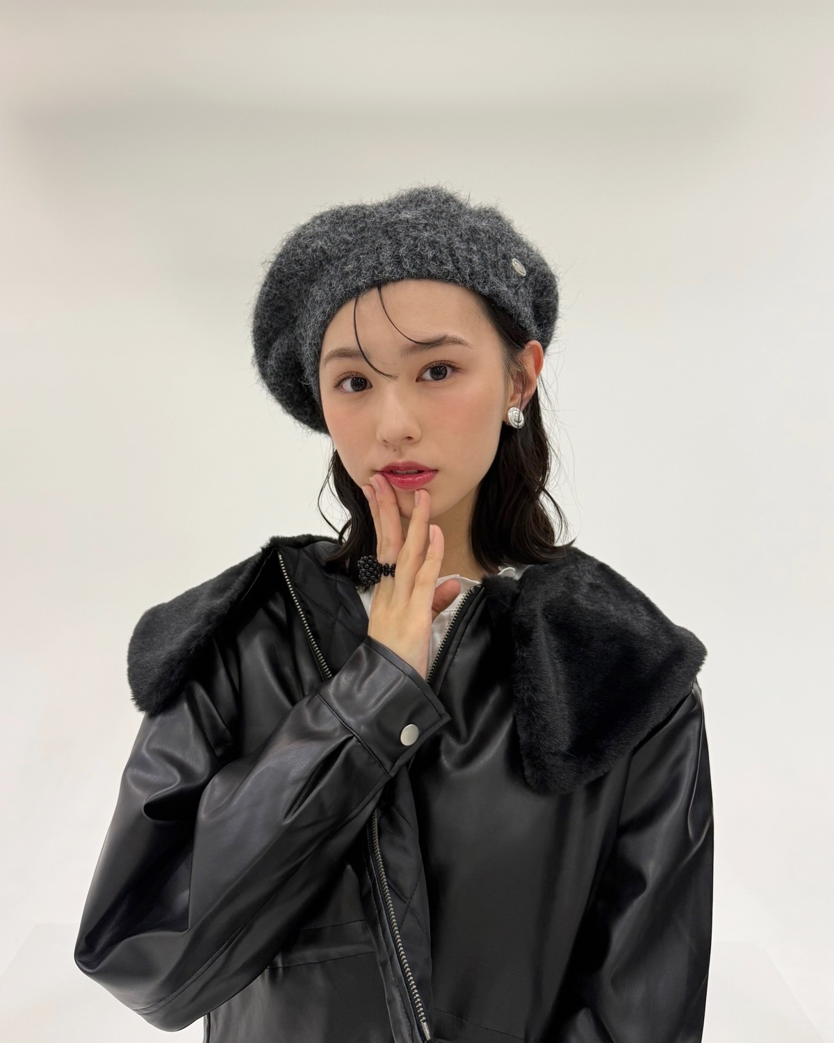 どっちのもんちゃんが好き？👼🏻🪽冬の私服コーデもおしゃれすぎるもんちゃん🩶🖤帽子やアクセなどの小物の使い方がとってもオシャレで参考になりすぎる🎀✨