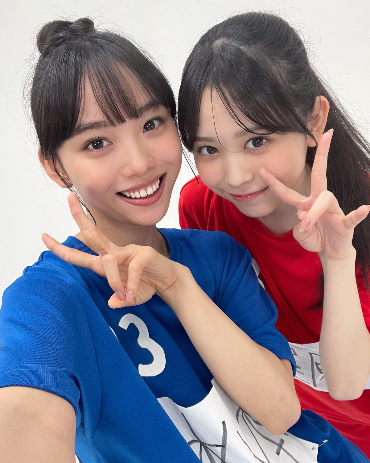 れいちゃんとかんちゃんのセルフィー3連発🤳💓グミ部企画のときに撮影したよ〜💙❤️ちょっとレアなツーショット👭🏻2人とも可愛すぎっ‼︎⊹₊⟡⋆˚⊹—————————⊹₊⟡⋆˚⊹Seventeen秋号発売