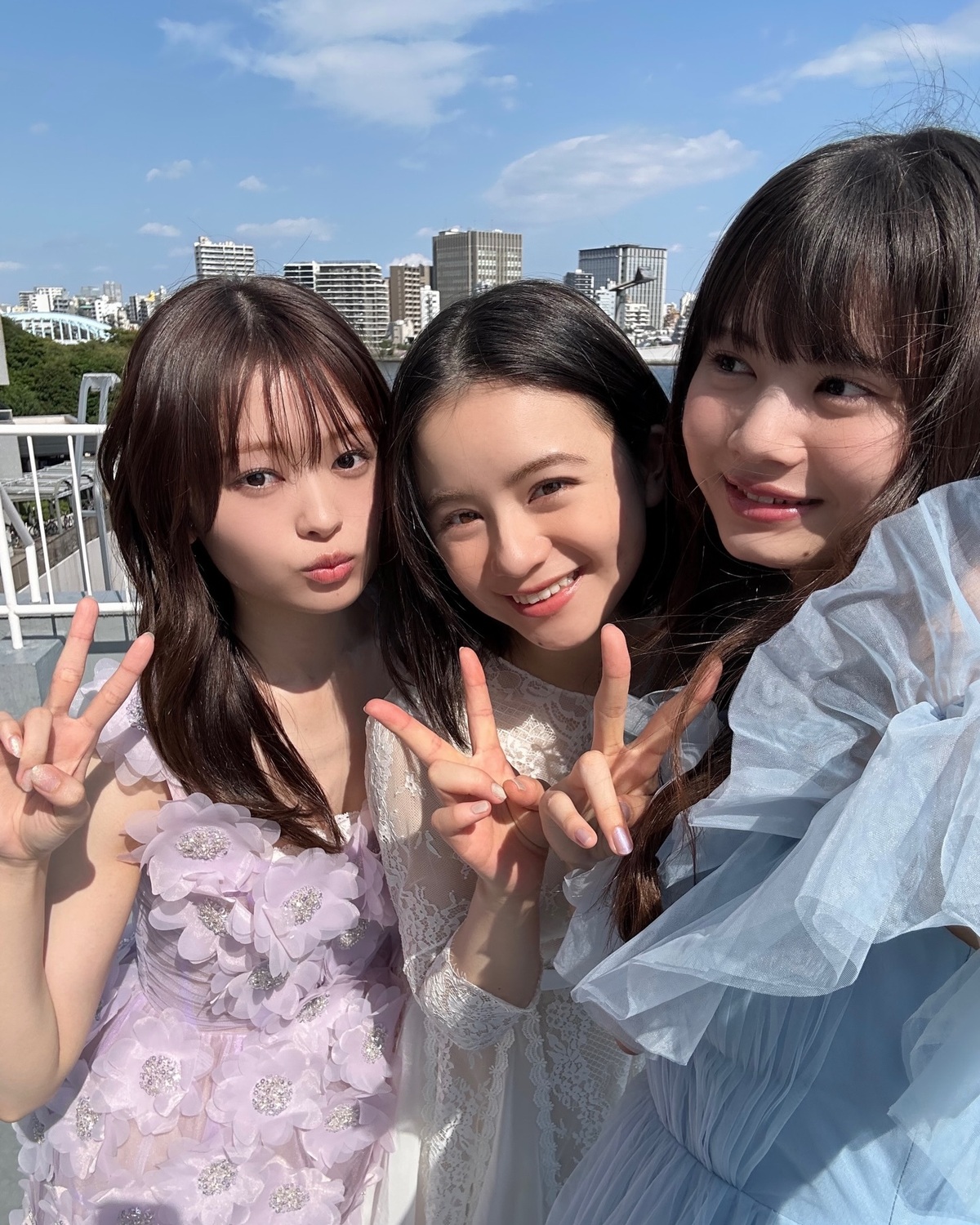 きのん♡こっちゃん♡せいら発売中のSeventeen冬号で卒業する3人📸💐最後の撮影の日は超晴天でTHE撮影日和だったよ✨3人のキラキラな笑顔がまぶしすぎた😭🪽卒業企画、ぜひ誌面でチェックしてね💫#藤