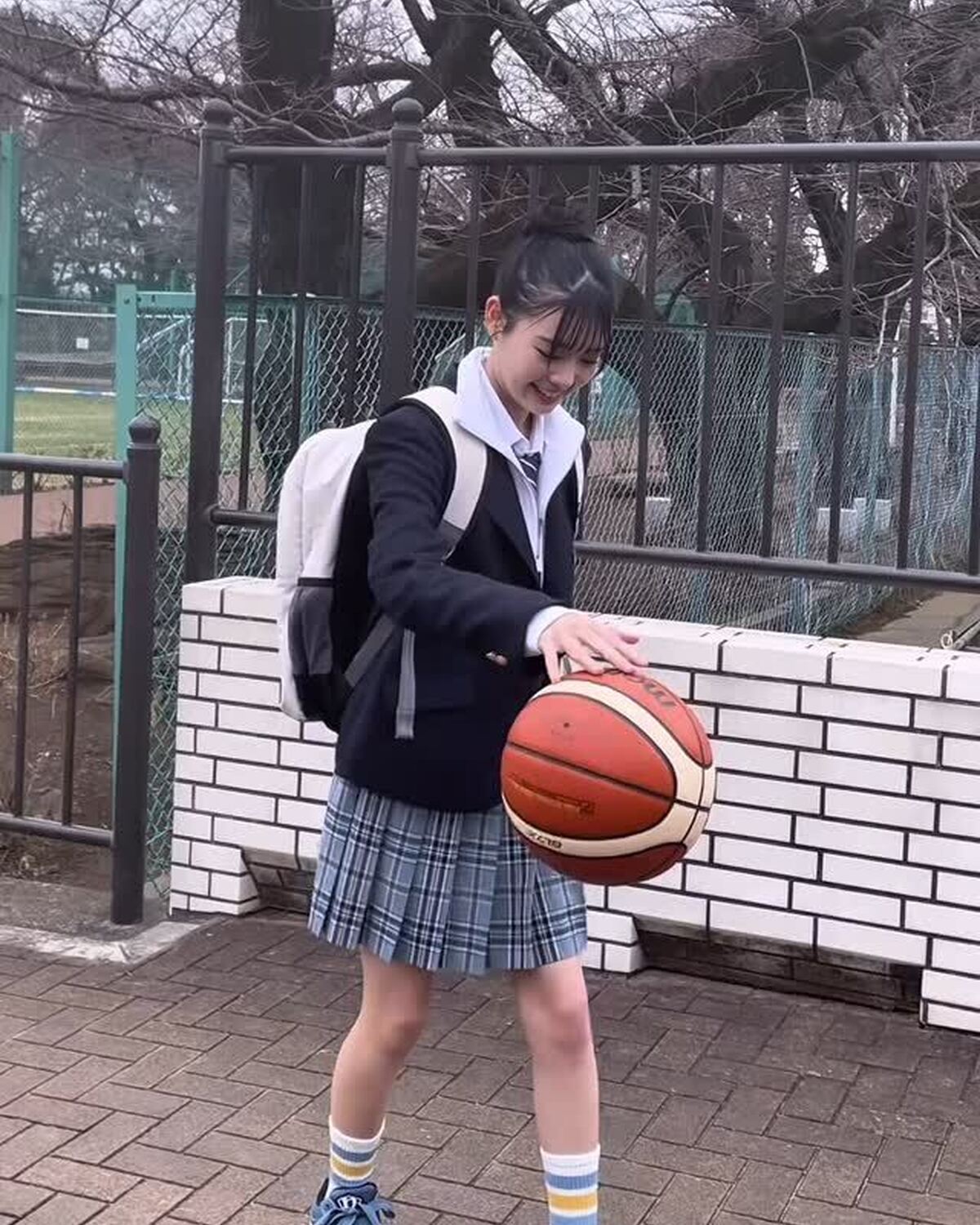 撮影の合間に始まった、みんみとあいちゃんのバスケ練習⛹️🏀 さらに上手にドリブルとパスができるようになったよ🫶🏻 #Seventeen #セブンティーン #ST #雑誌 #ファッション雑誌 #宮迫翠月