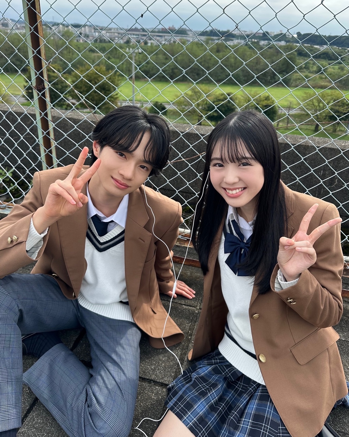 THE青春な胸キュンPhoto🏫✨Seventeen冬号の胸キュンシチュ企画にみんみの好きぴ役として登場してくれている #越山敬達 くんとみんみのオフショット📸 学校での撮影ってこともあって、青春×胸