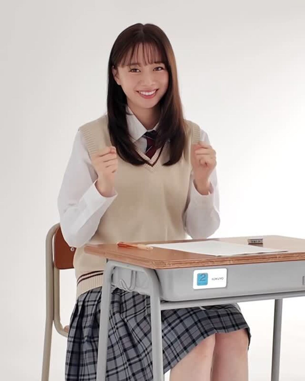 STの現場でいつもはじける笑顔とたくさんの笑いをくれた梨々花🥺🤍🤍隙を見てはすぐスタッフとトーク🎶かと思えば真剣に問題を解いてみたり👀忙しいりりちゃん🤣🫶🏻#田鍋梨々花  #セブンティーン #セブンテ