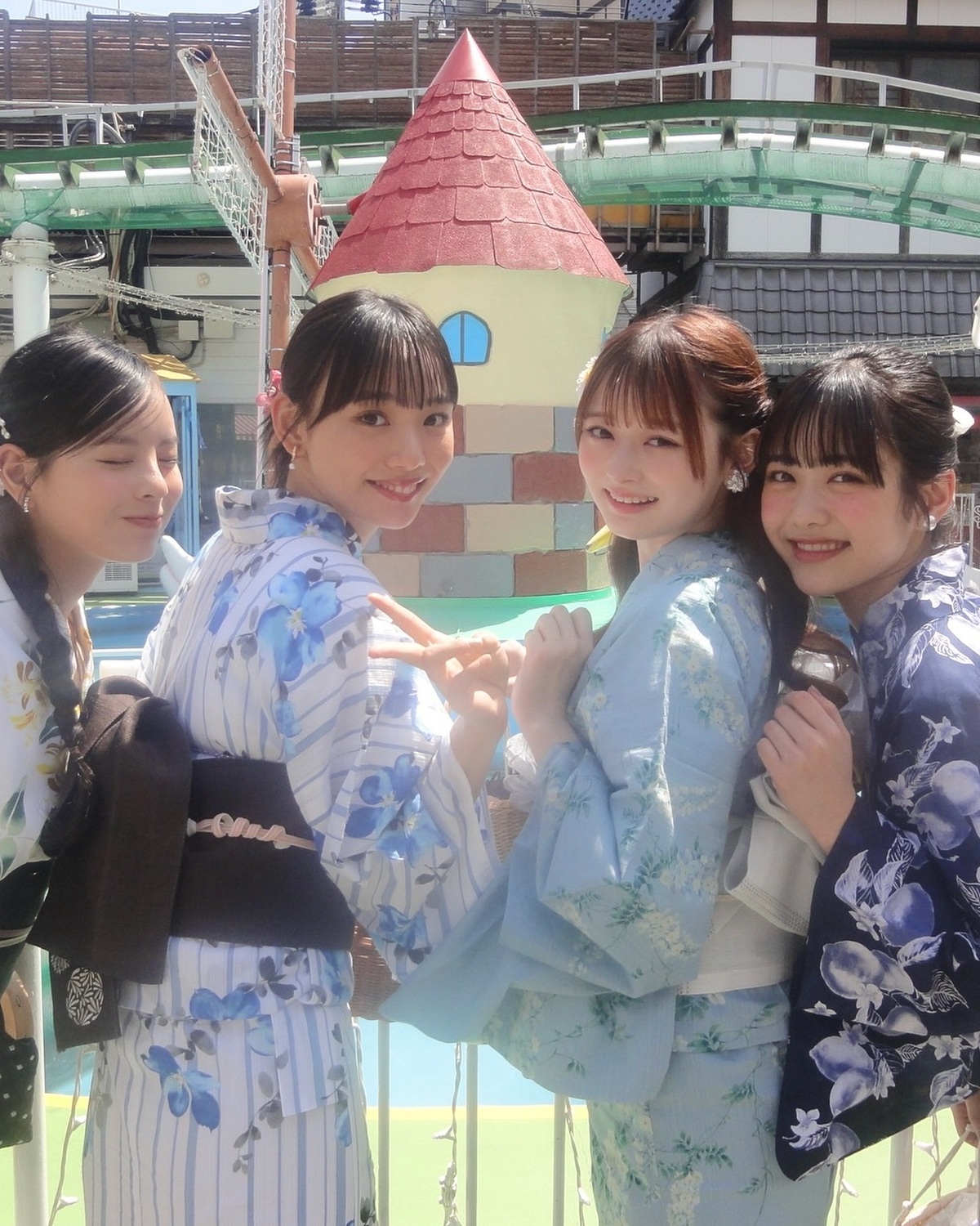 6月最後のオフショットはもちろんこの4人👘🩵カバームービーのスペシャルオフショット📸Part②🫧　みんなにとって6月はどんな1ヶ月だった？👀梅雨時期で雨降りやどんよりした天気の日も多かったけど、いよい