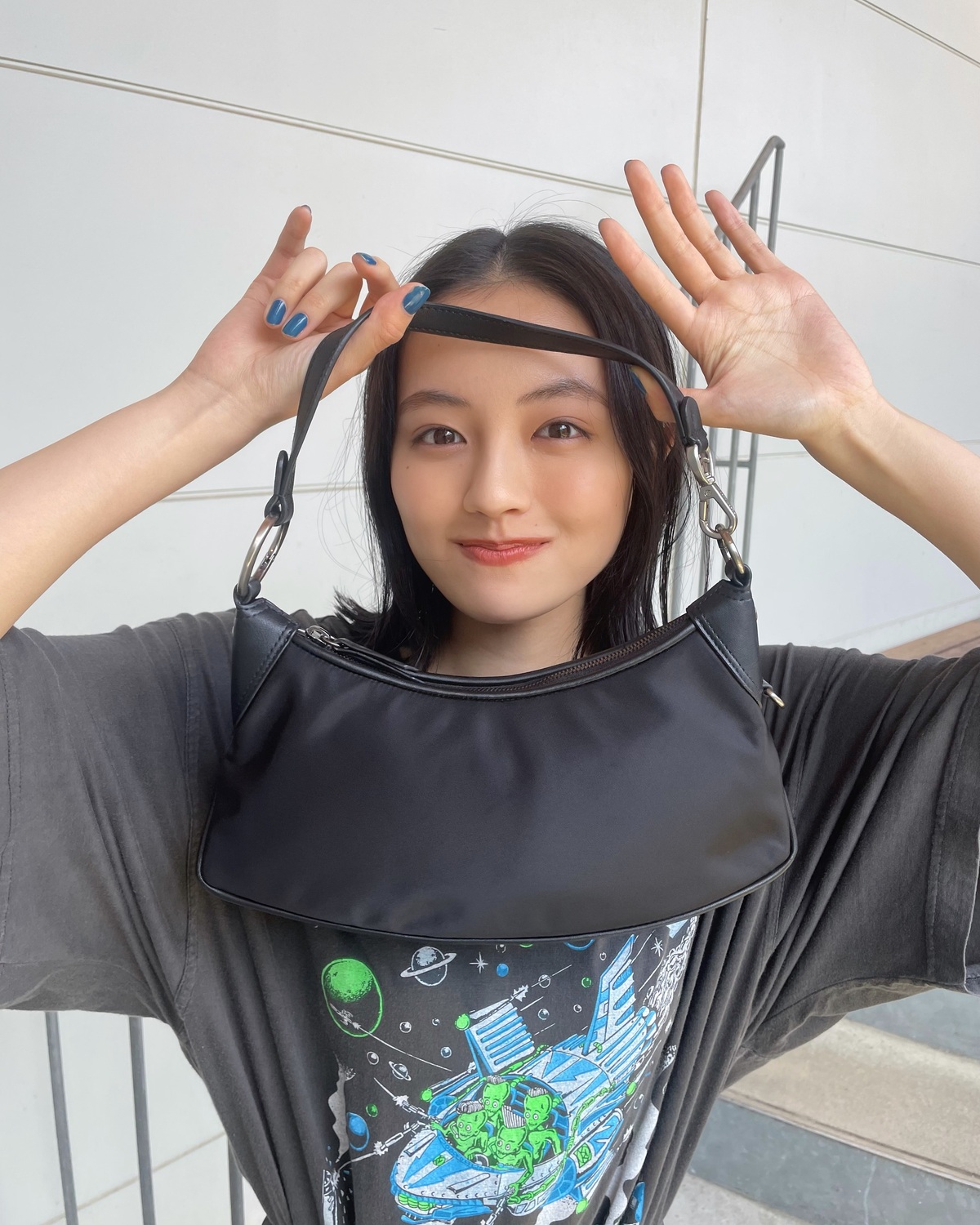 じゅったんの古着企画のオフショット📸🌼2枚目以降は、撮影で訪れた本屋さんで本に夢中だったじゅったんの姿♡ これ気になる〜！これも読んでみたい〜！と待ち時間に店内を探索していました🤓💨📚⊹₊⟡⋆˚⊹——