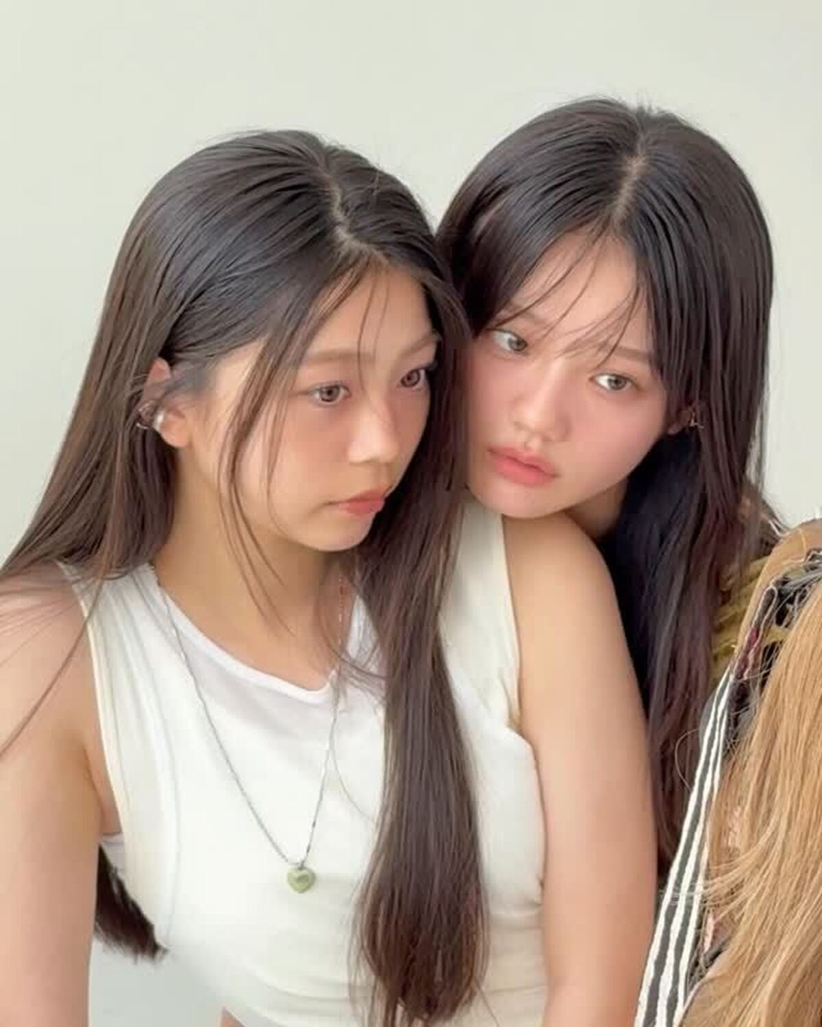 秋のトレンドメイクに亜依と瑠菜が挑戦💄🍂目元とリップを変えるだけでも一気に秋顔に🤎それぞれのポイント解説は秋号でチェックしてね📖#Seventeen #セブンティーン #ST秋号 #Seventeen