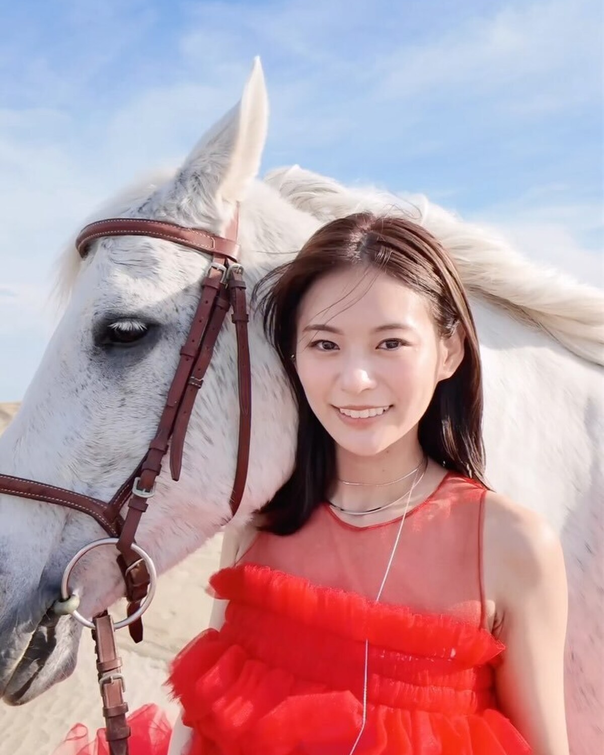 莉子、卒業企画の撮影裏側🌊ちょっと長めにオフショットをどうぞ❣️真っ白でおりこうさんなお馬さんと息を合わせて撮影。📸 積極的にコミニュケーションをとろうと、触れてみたり話しかけたり…🐎🫧 空×海に赤ド